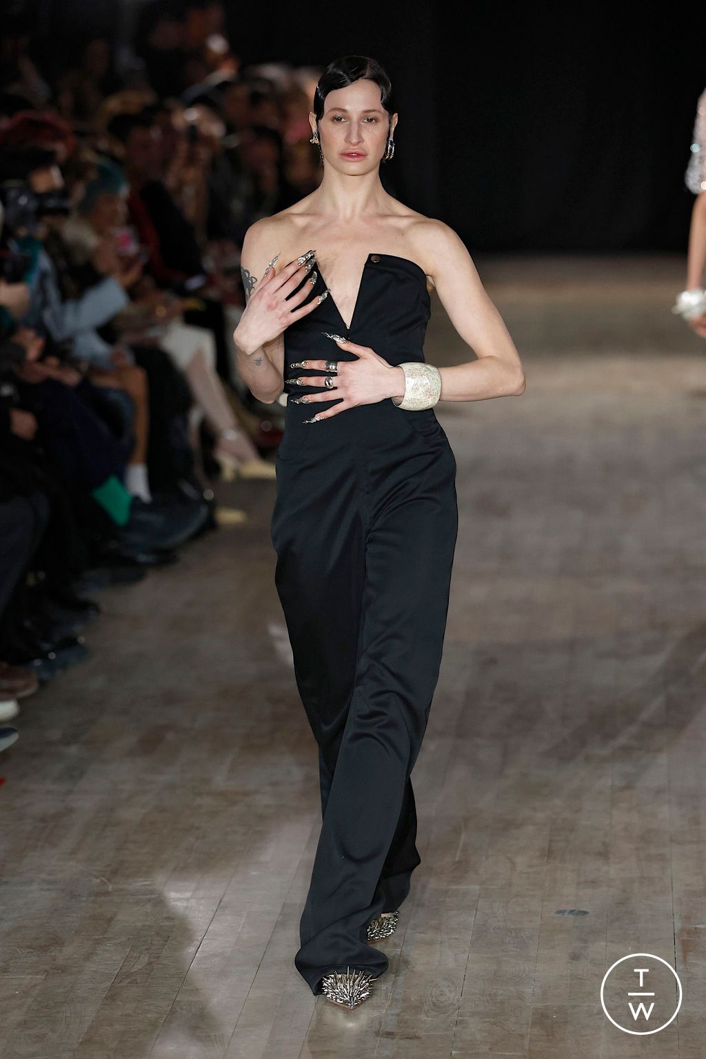 Fashion Week Paris Fall/Winter 2025 look 24 de la collection WEINSANTO womenswear