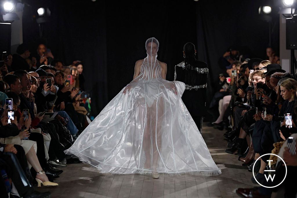 Fashion Week Paris Fall/Winter 2025 look 38 de la collection WEINSANTO womenswear