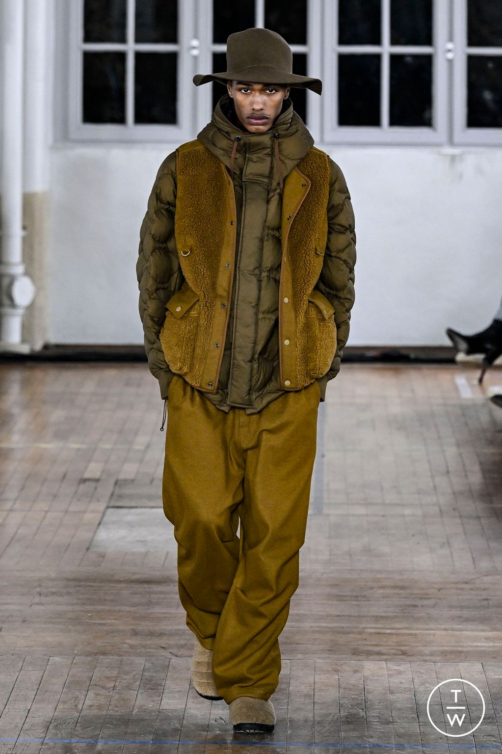 Fashion Week Paris Fall/Winter 2024 look 16 from the White Mountaineering collection 男装