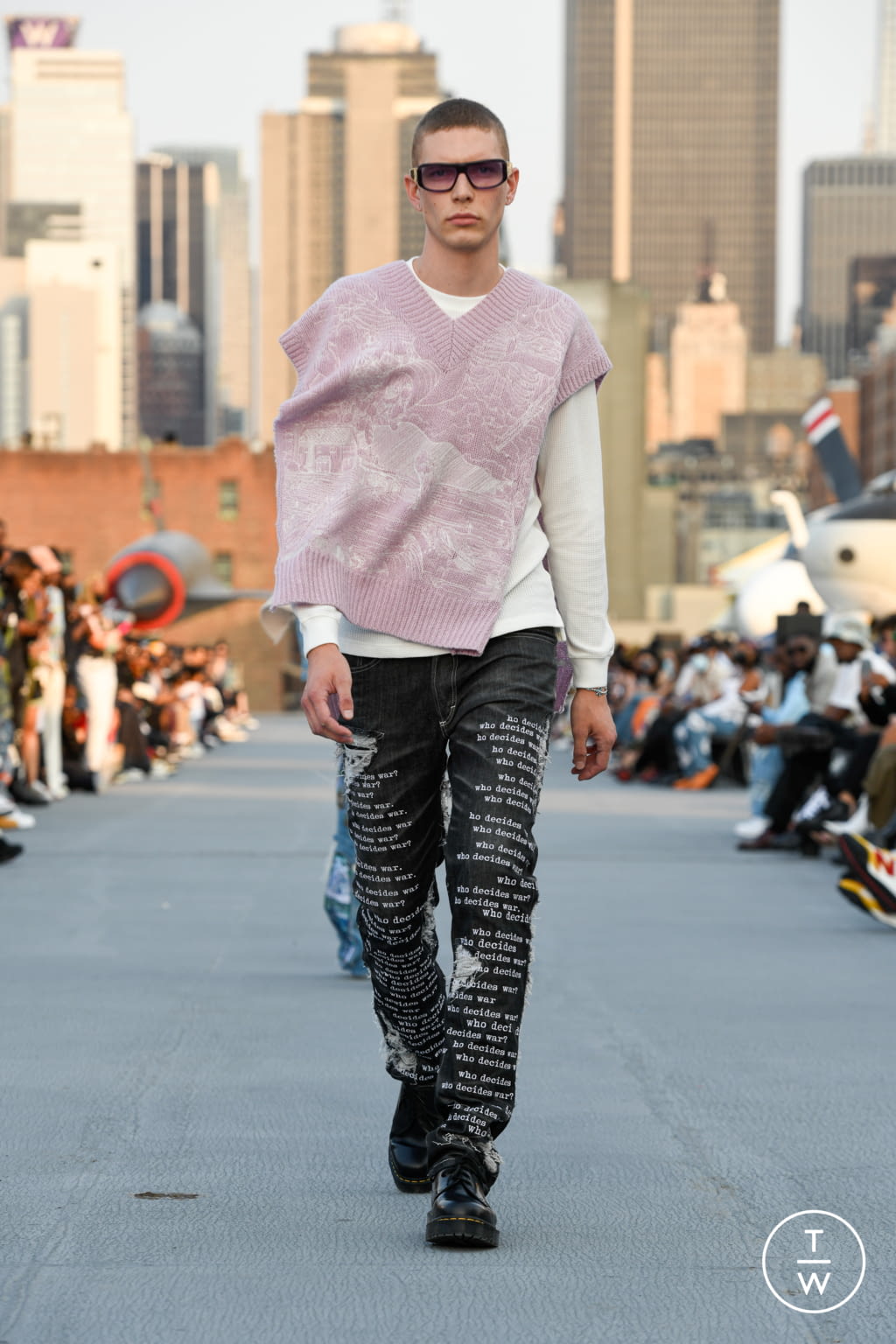 Fashion Week New York Spring/Summer 2022 look 20 from the Who Decides War collection 男装