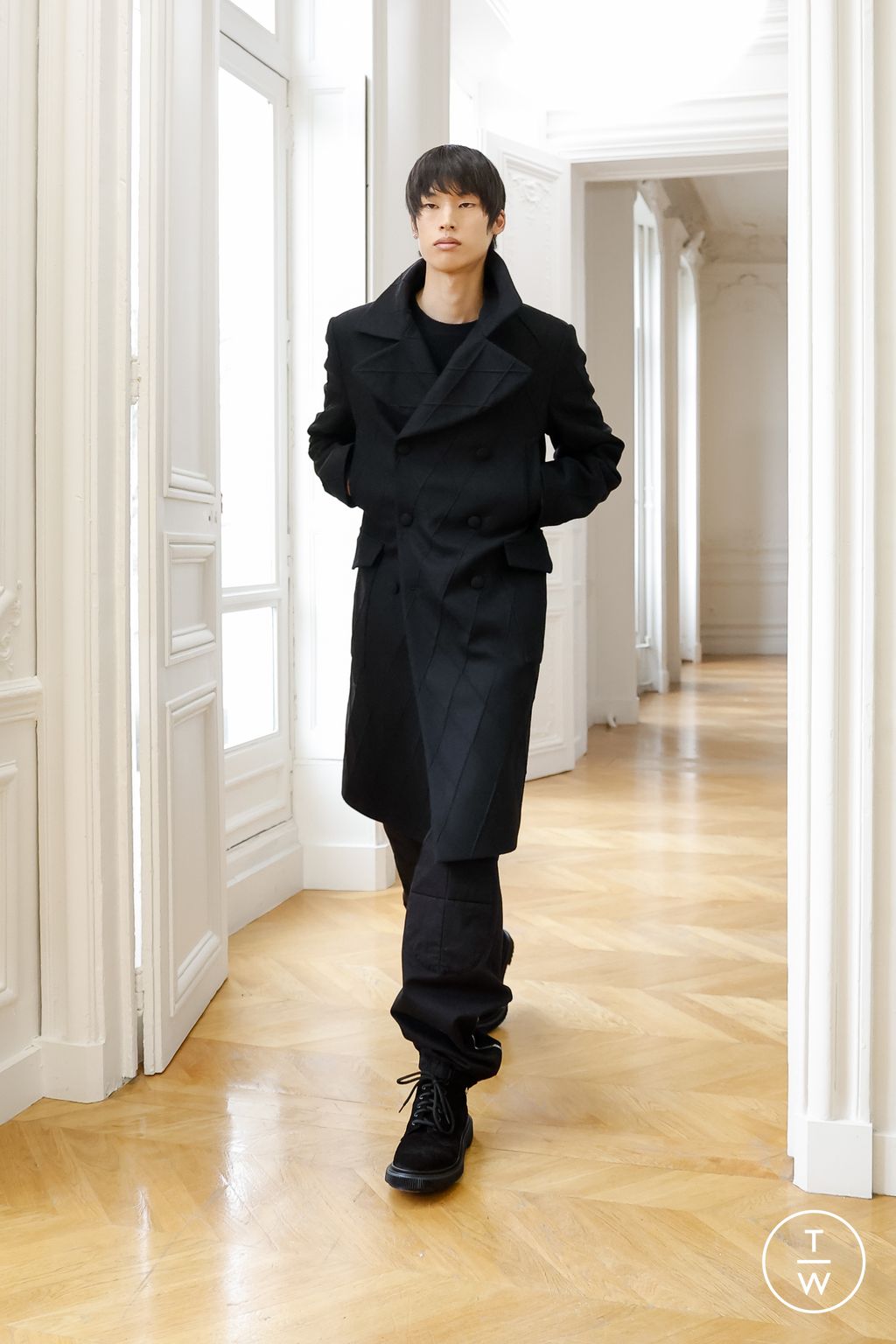 Fashion Week Paris Fall/Winter 2023 look 15 de la collection Winnie menswear