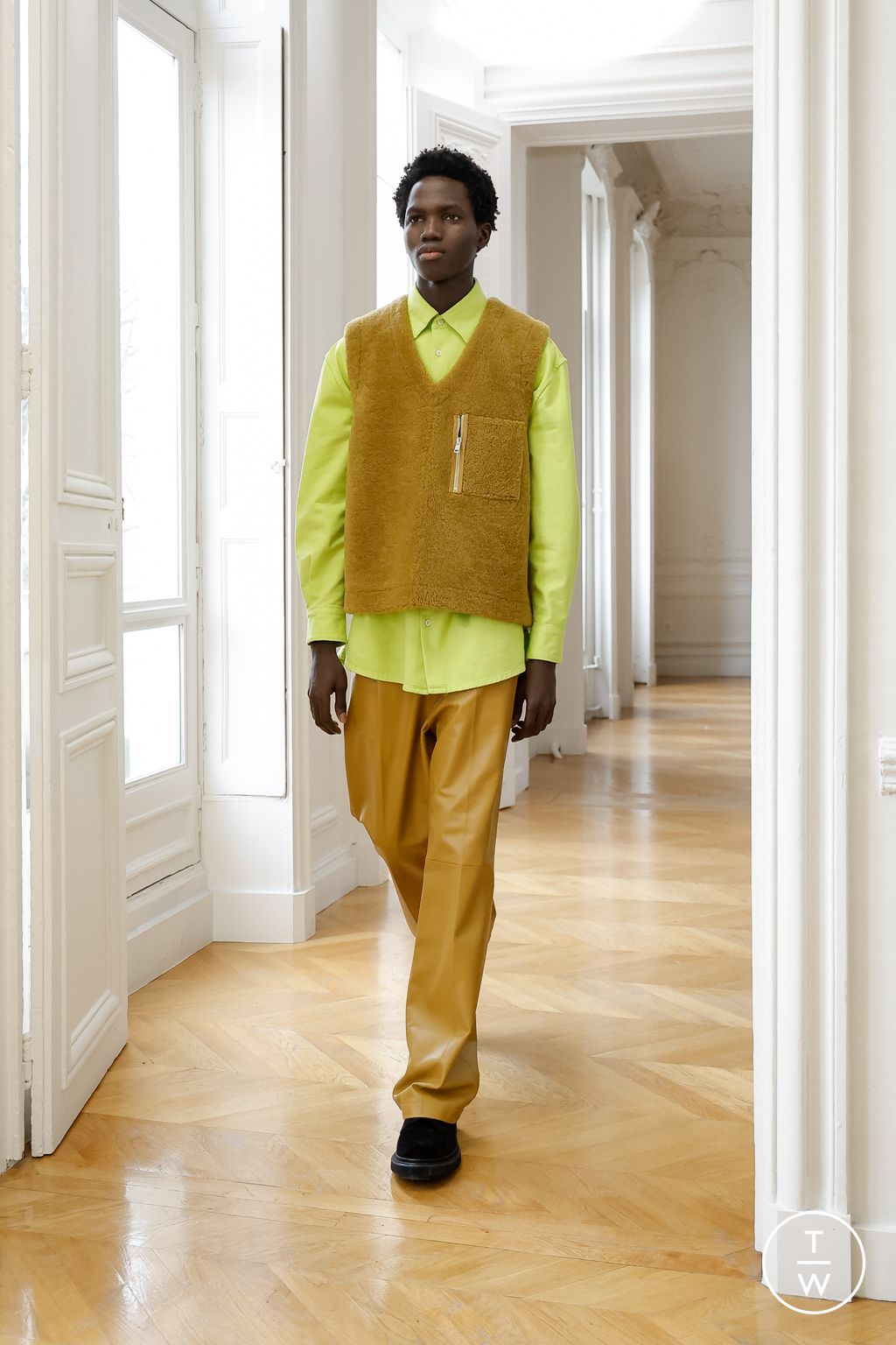 Fashion Week Paris Fall/Winter 2023 look 16 de la collection Winnie menswear