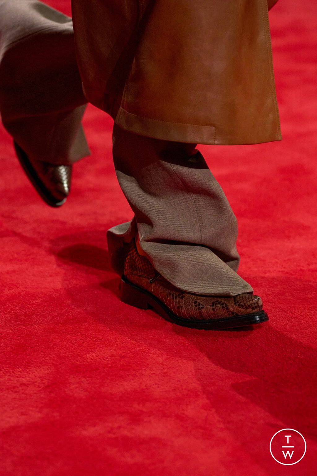 Fashion Week Milan Fall/Winter 2026 look 27 from the Bottega Veneta collection womenswear accessories