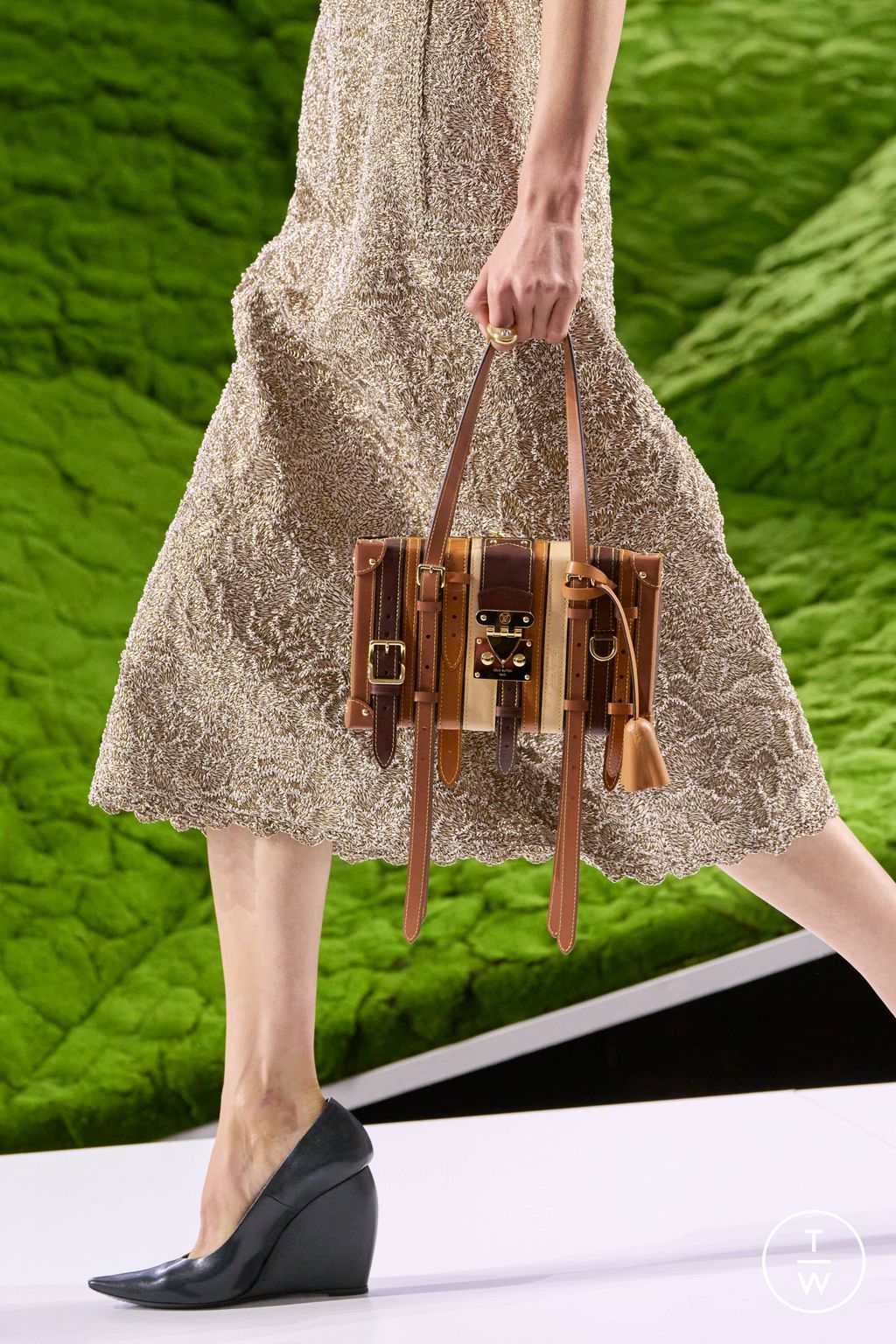 Fashion Week Paris Fall/Winter 2026 look 23 from the Louis Vuitton collection 女装配饰