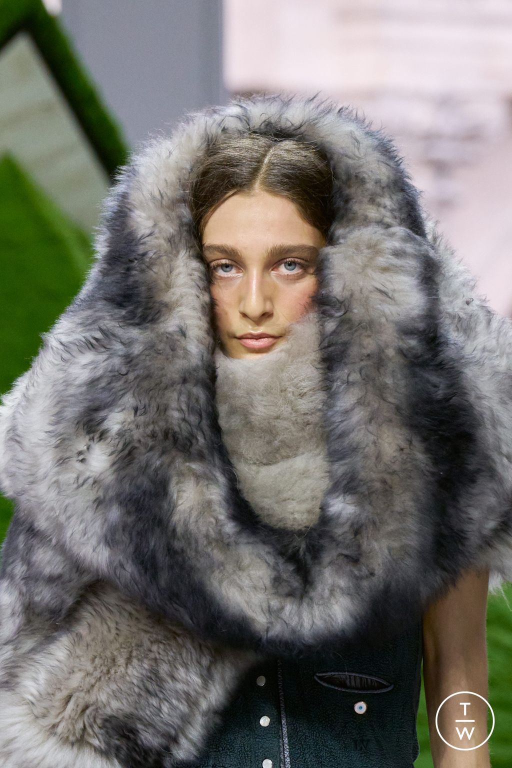 Fashion Week Paris Fall/Winter 2026 look 27 from the Louis Vuitton collection 女装配饰
