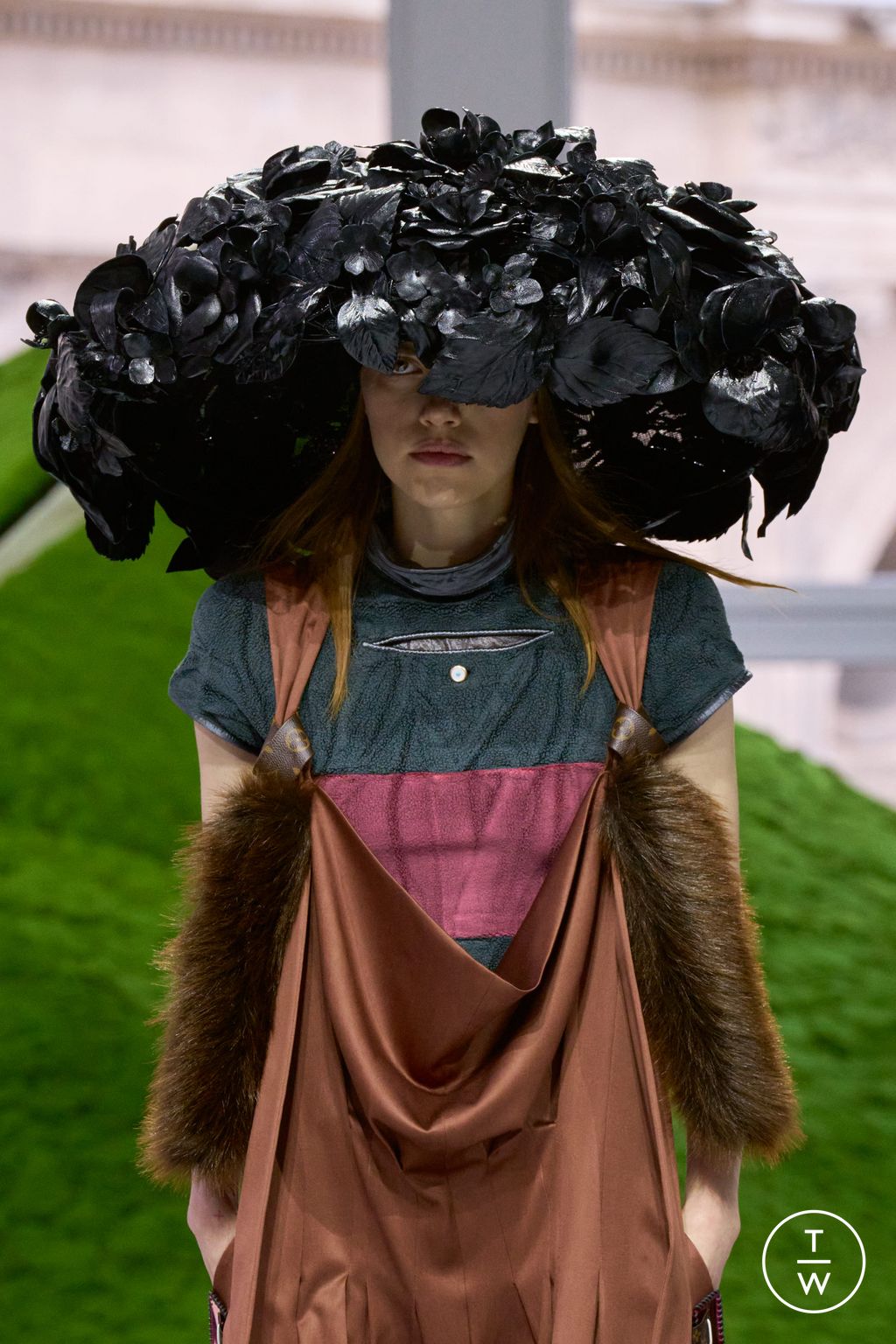 Fashion Week Paris Fall/Winter 2026 look 34 from the Louis Vuitton collection 女装配饰