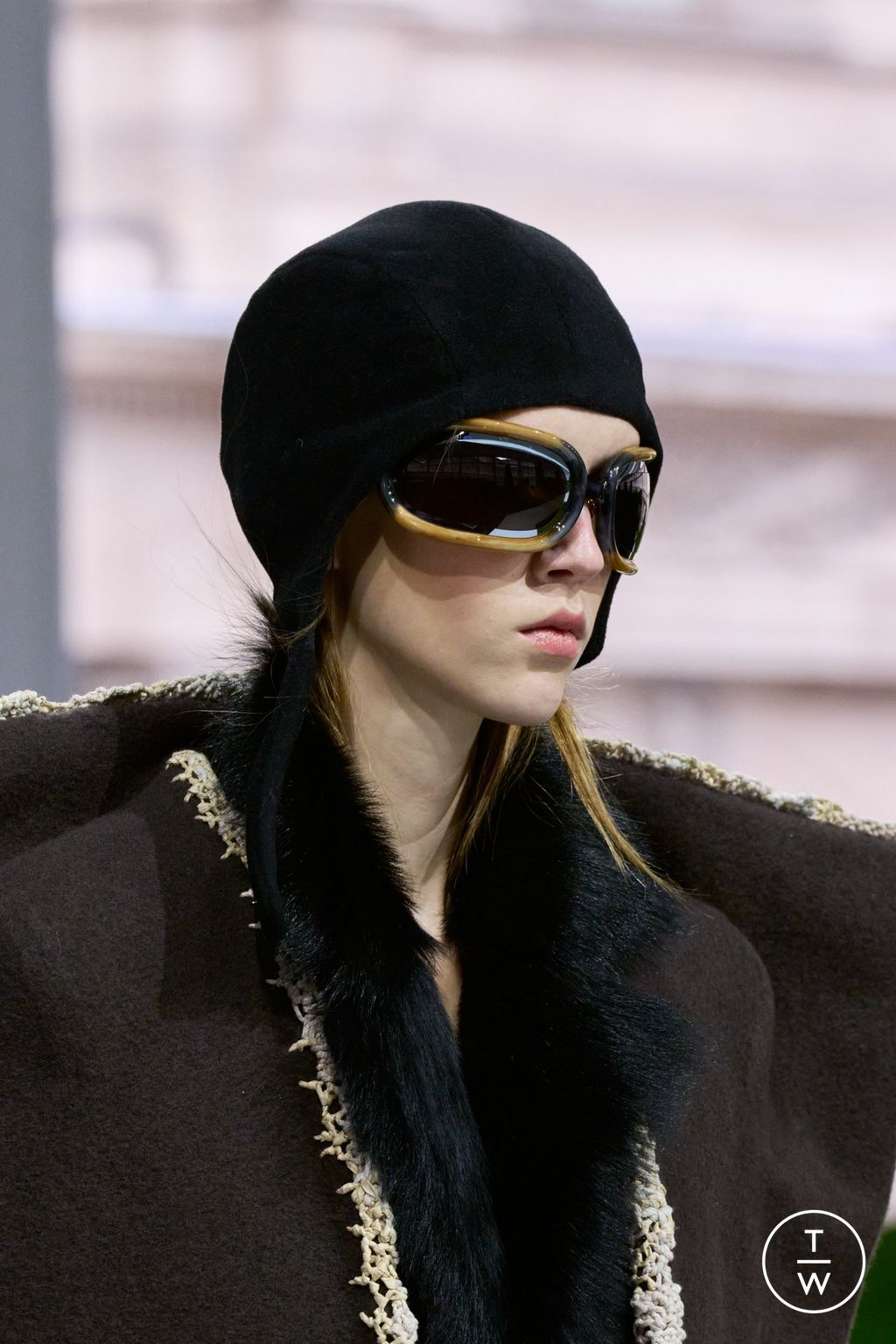 Fashion Week Paris Fall/Winter 2026 look 39 from the Louis Vuitton collection 女装配饰