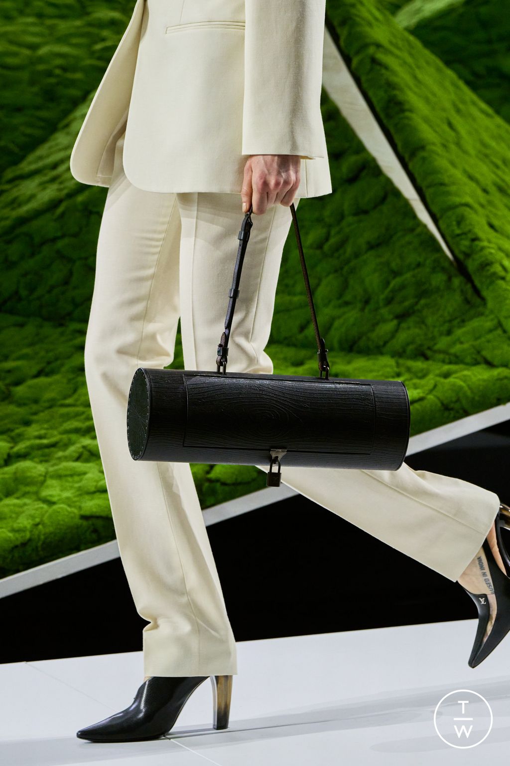 Fashion Week Paris Fall/Winter 2026 look 61 from the Louis Vuitton collection womenswear accessories