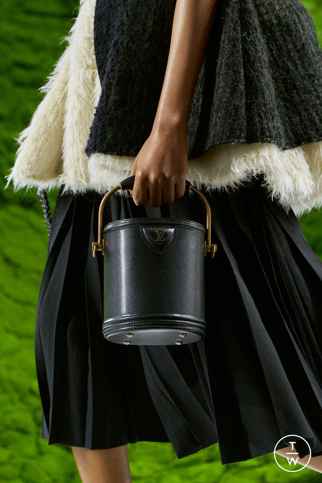 Fashion Week Paris Fall/Winter 2026 look 74 from the Louis Vuitton collection 女装配饰