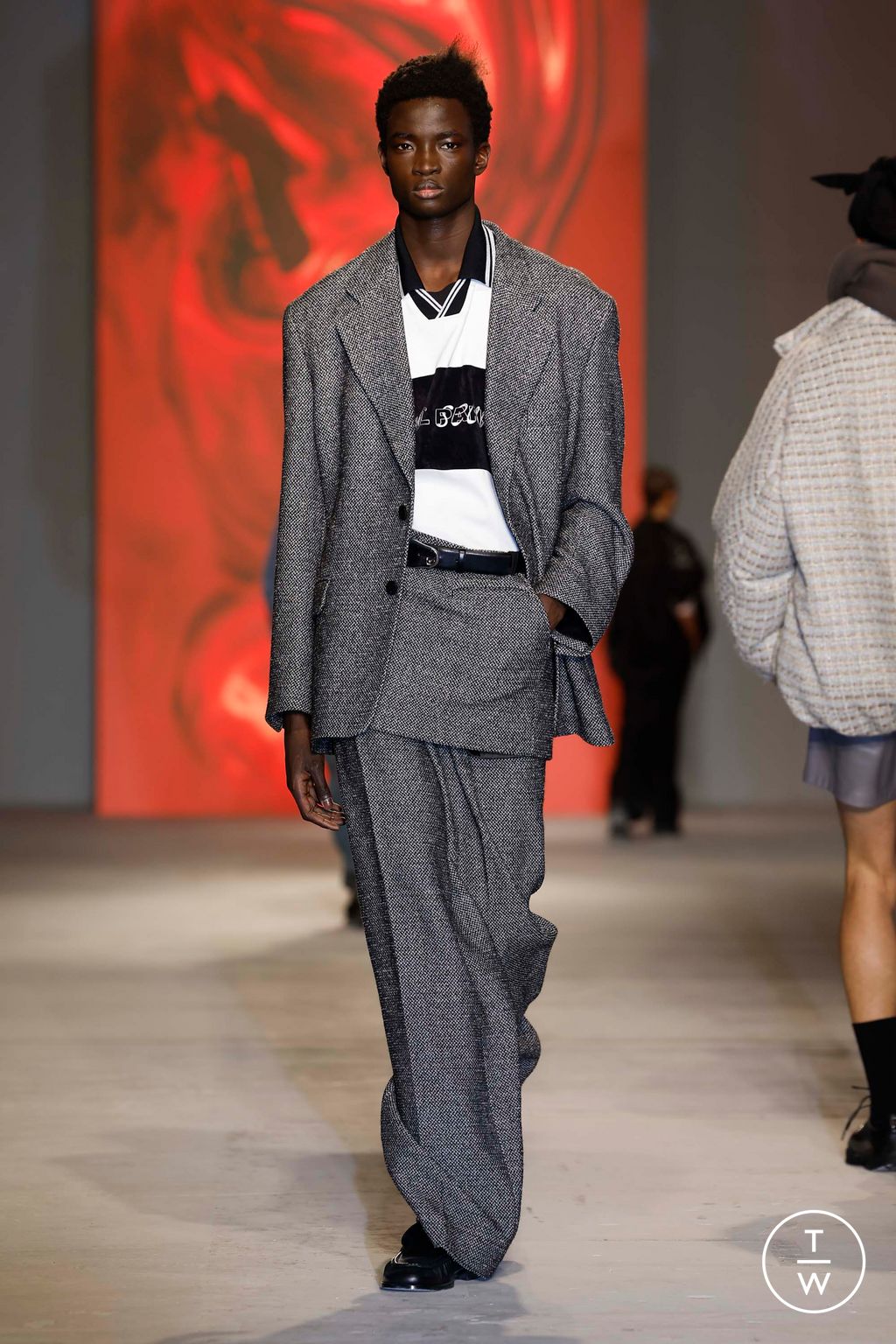 Fashion Week Paris Fall/Winter 2024 look 30 de la collection Wooyoungmi menswear