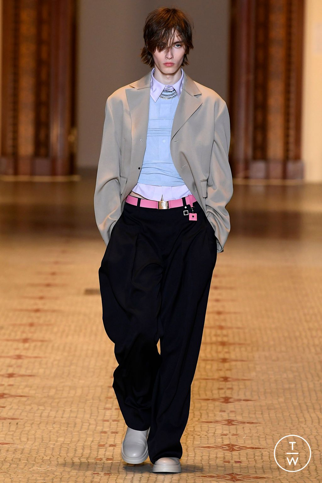 Fashion Week Paris Spring/Summer 2023 look 7 de la collection Wooyoungmi menswear