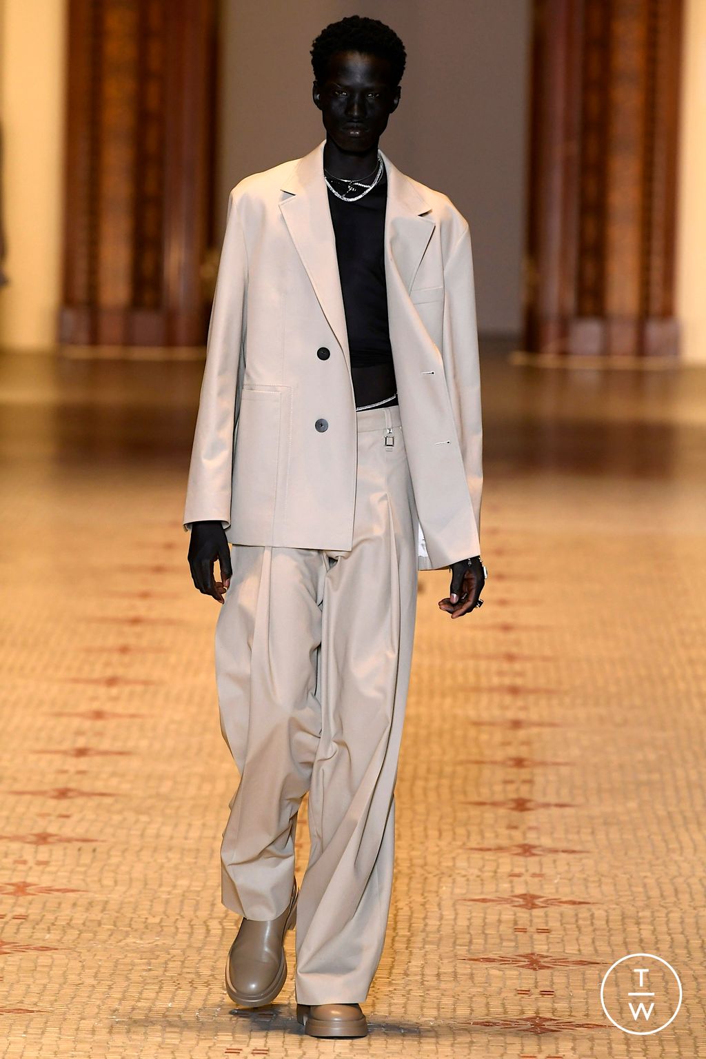 Fashion Week Paris Spring/Summer 2023 look 42 from the Wooyoungmi collection 男装