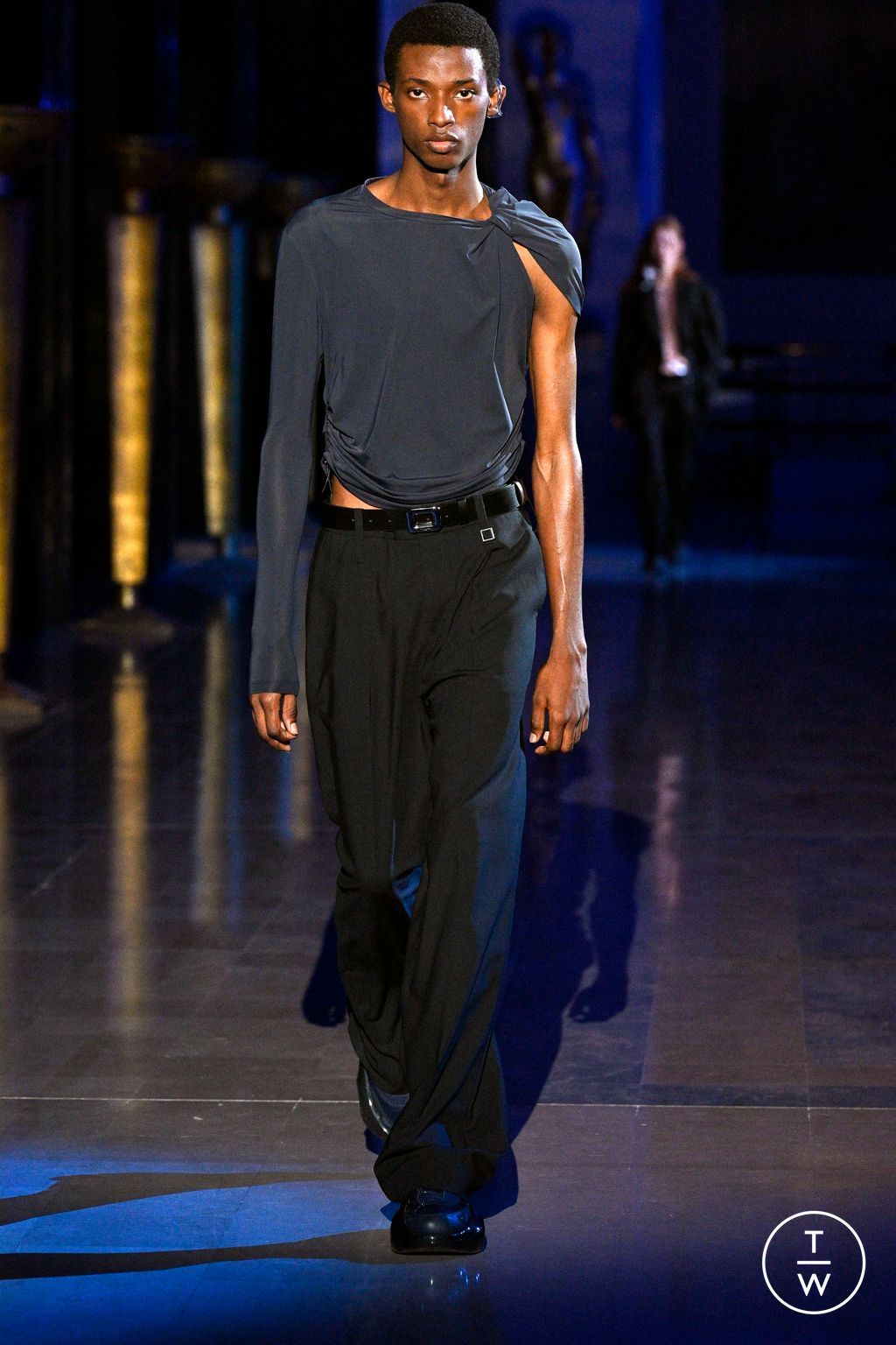 Fashion Week Paris Spring/Summer 2024 look 2 de la collection Wooyoungmi menswear