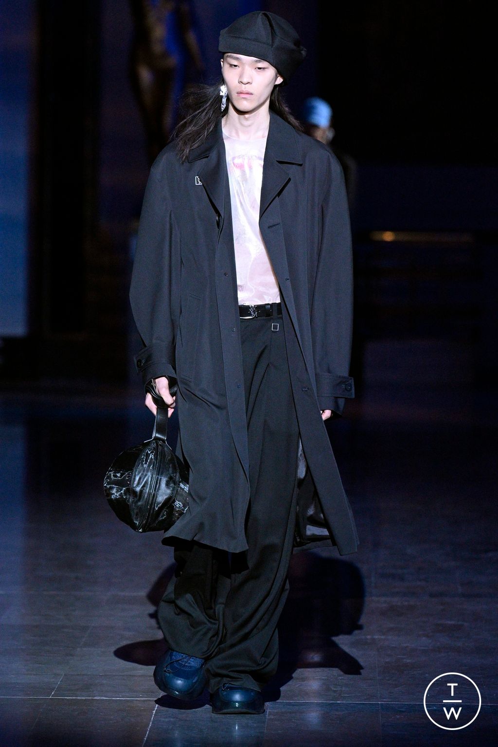 Fashion Week Paris Spring/Summer 2024 look 13 de la collection Wooyoungmi menswear