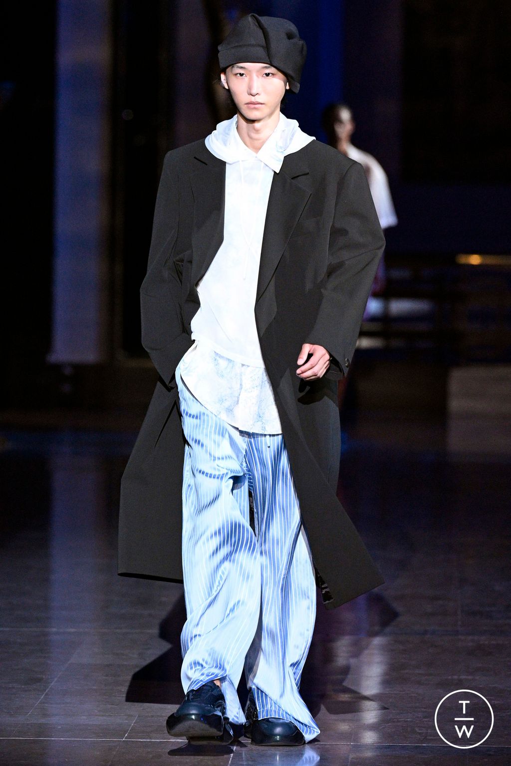 Fashion Week Paris Spring/Summer 2024 look 22 de la collection Wooyoungmi menswear