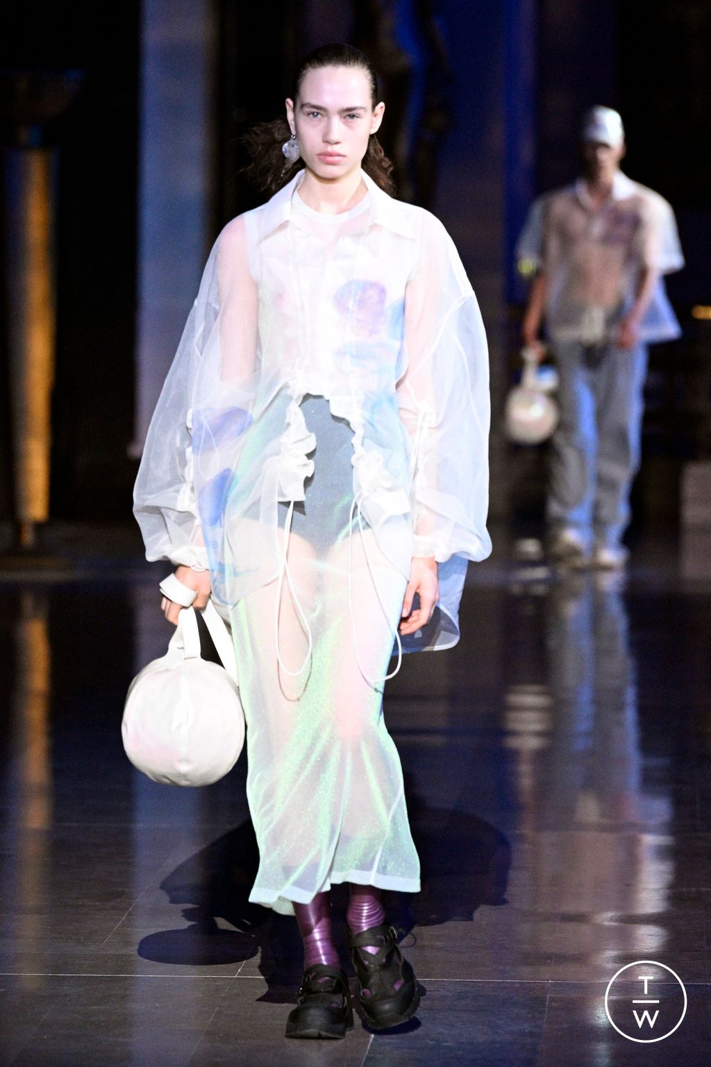 Fashion Week Paris Spring/Summer 2024 look 24 de la collection Wooyoungmi menswear