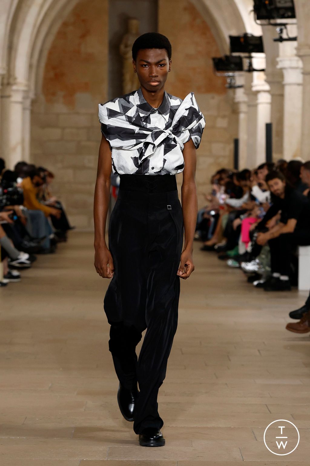 Fashion Week Paris Spring-Summer 2025 look 12 de la collection Wooyoungmi menswear
