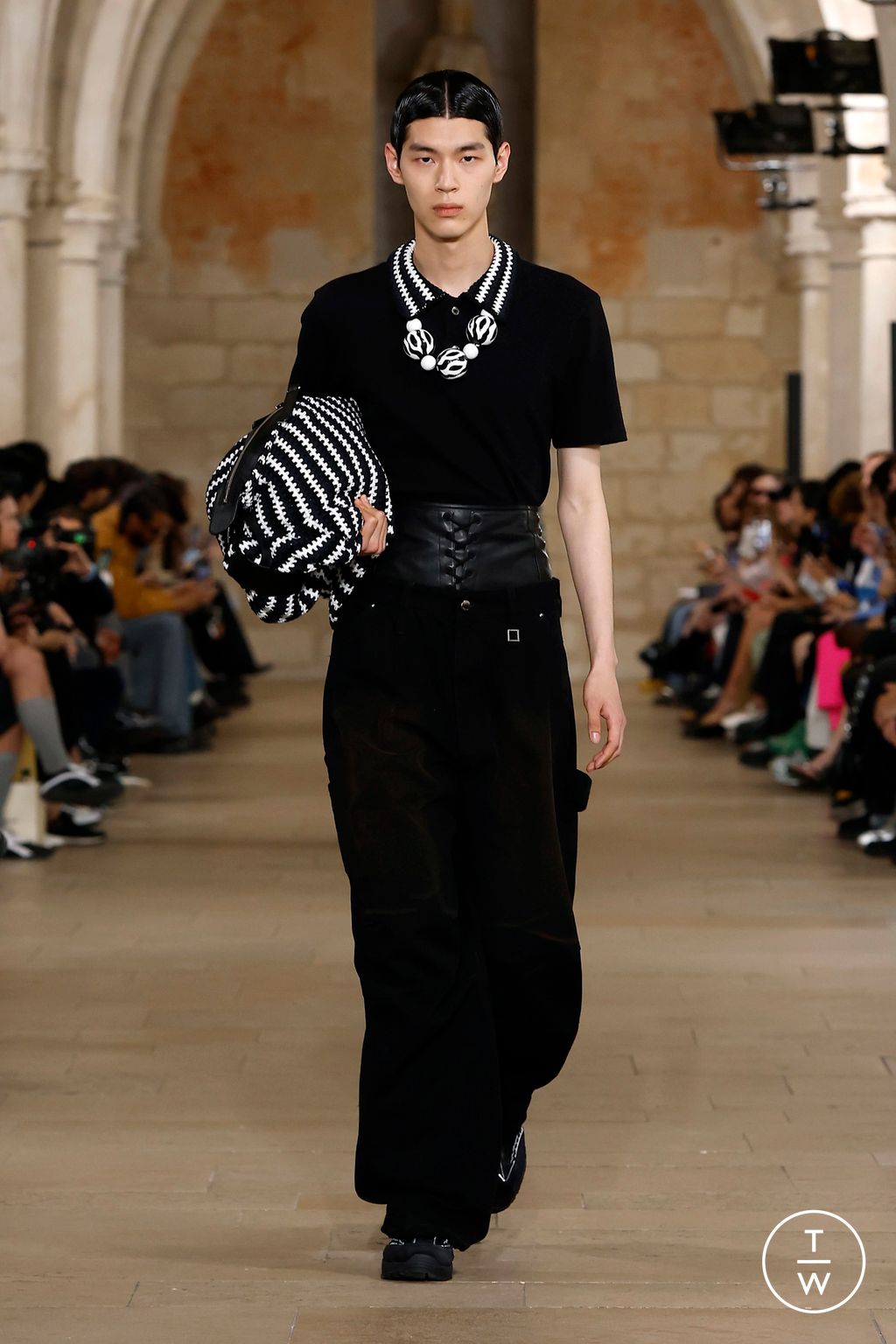Fashion Week Paris Spring-Summer 2025 look 32 from the Wooyoungmi collection 男装