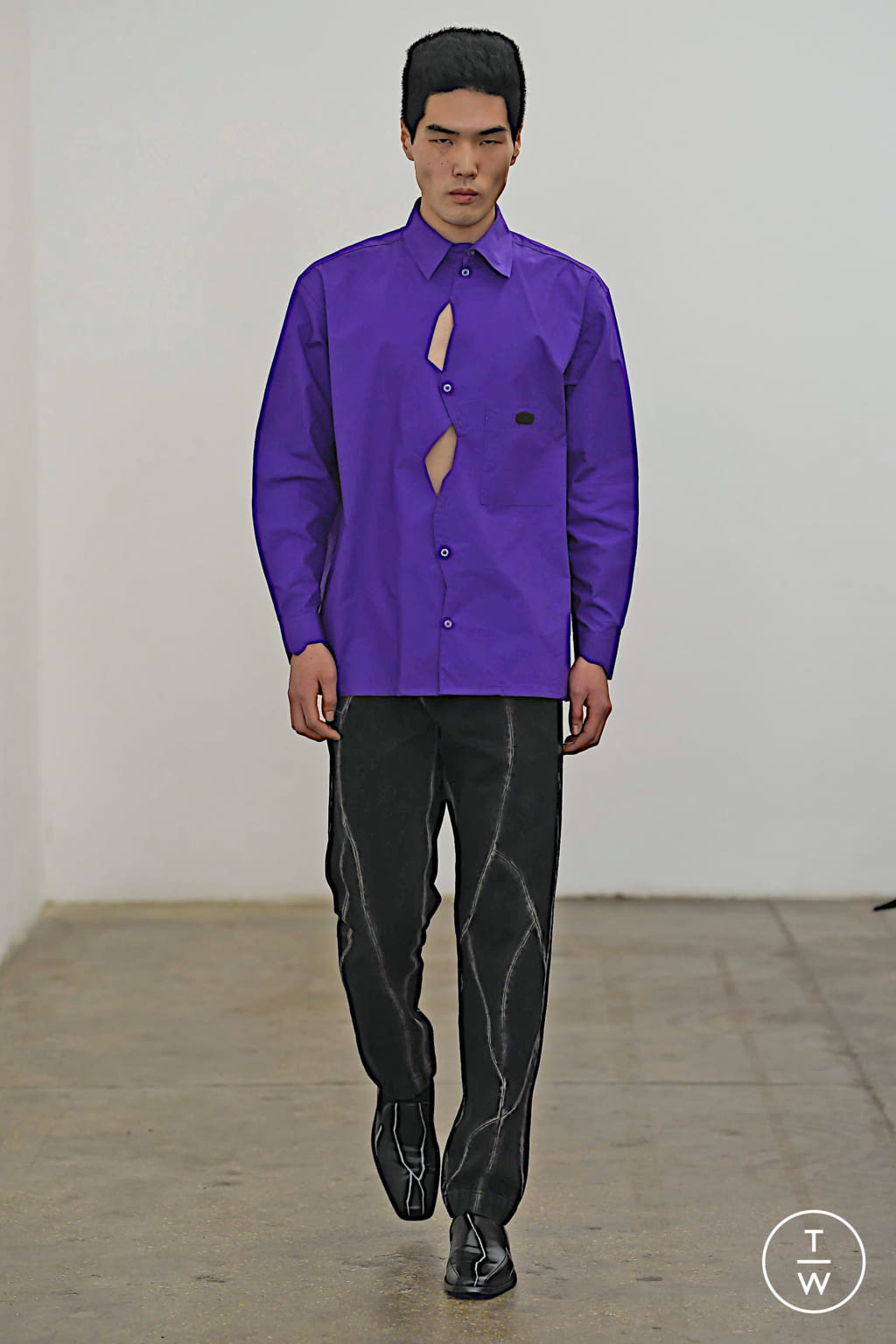 Fashion Week London Fall/Winter 2020 look 1 from the Xander Zhou collection 男装