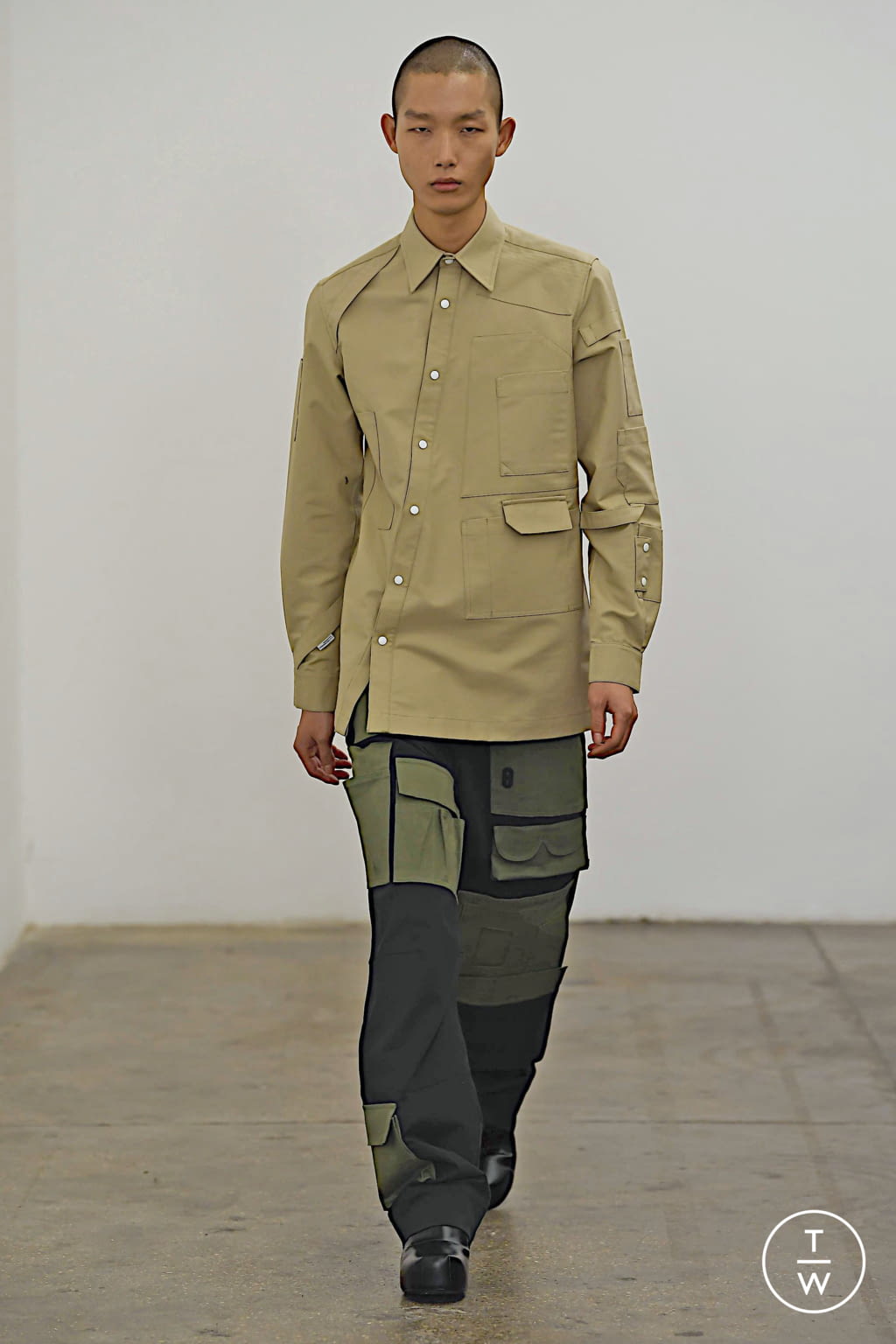 Fashion Week London Fall/Winter 2020 look 7 from the Xander Zhou collection 男装
