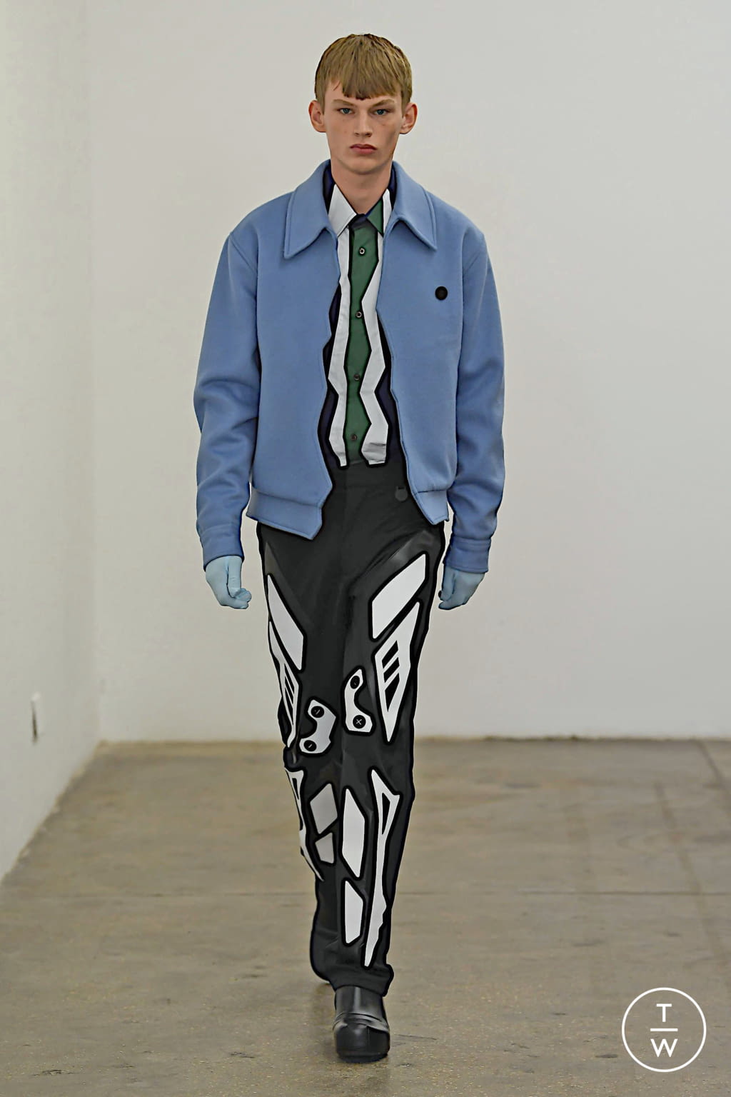 Fashion Week London Fall/Winter 2020 look 22 from the Xander Zhou collection 男装