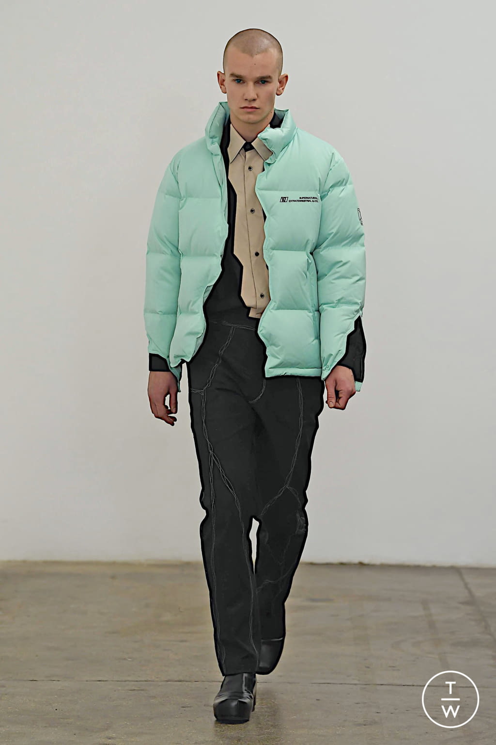 Fashion Week London Fall/Winter 2020 look 30 from the Xander Zhou collection 男装