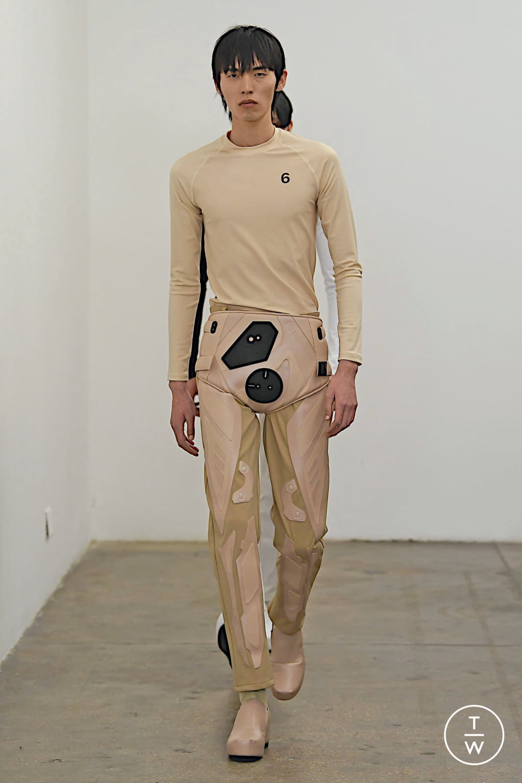 Fashion Week London Fall/Winter 2020 look 35 from the Xander Zhou collection 男装