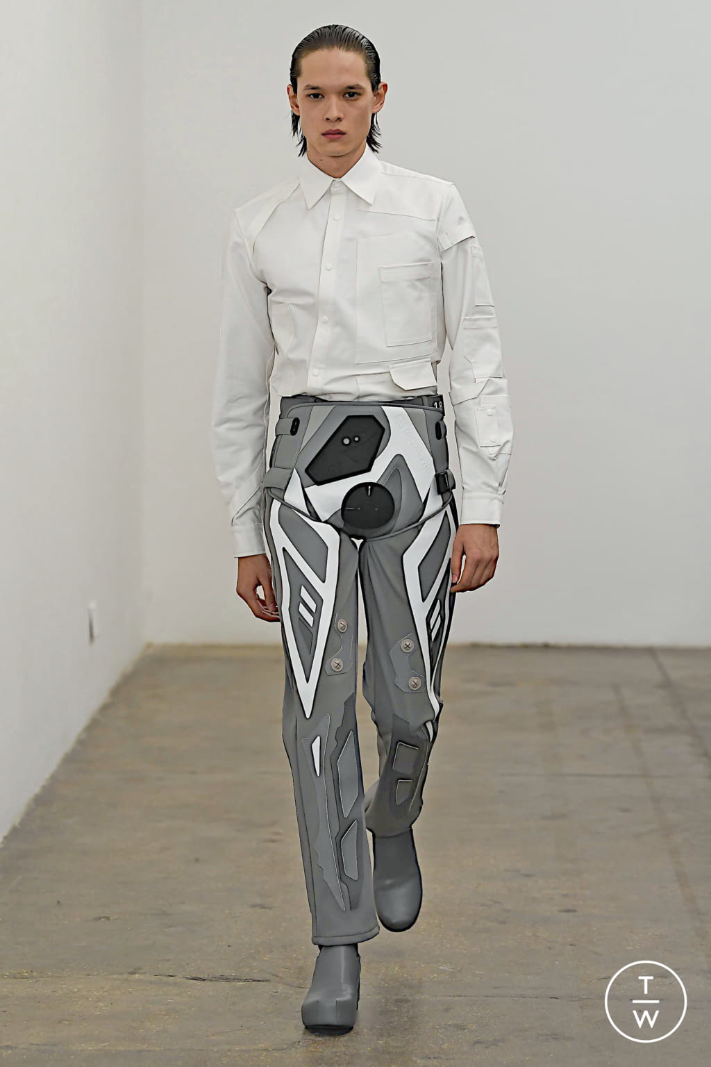 Fashion Week London Fall/Winter 2020 look 38 from the Xander Zhou collection 男装