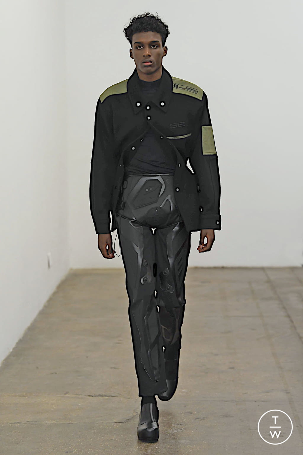 Fashion Week London Fall/Winter 2020 look 41 from the Xander Zhou collection 男装