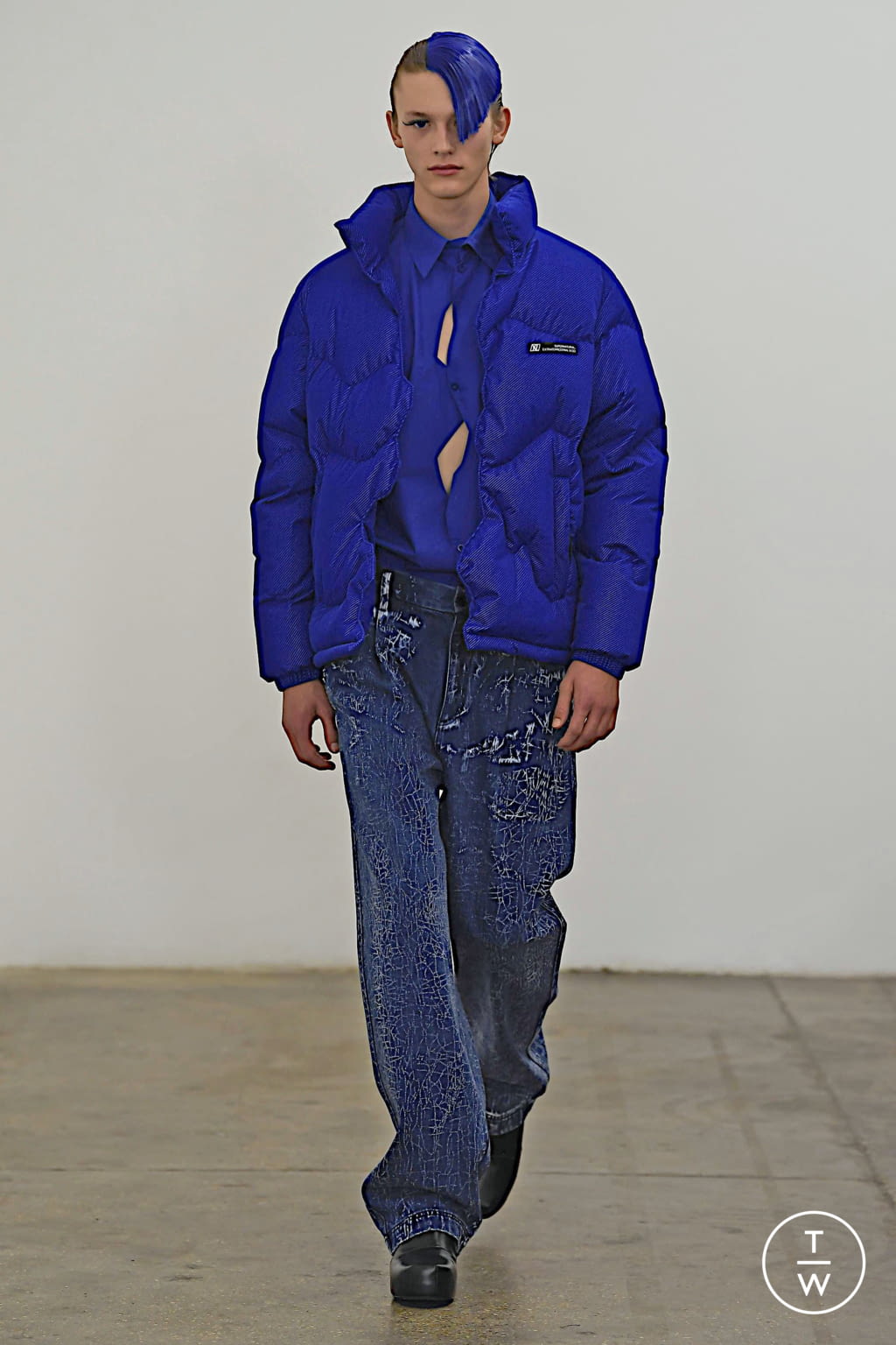 Fashion Week London Fall/Winter 2020 look 49 from the Xander Zhou collection 男装