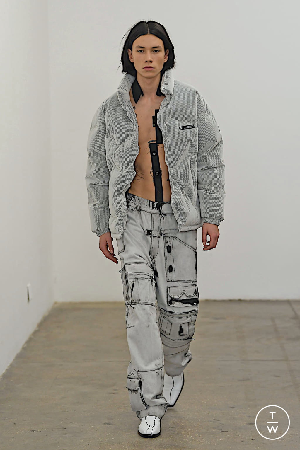 Fashion Week London Fall/Winter 2020 look 54 from the Xander Zhou collection 男装