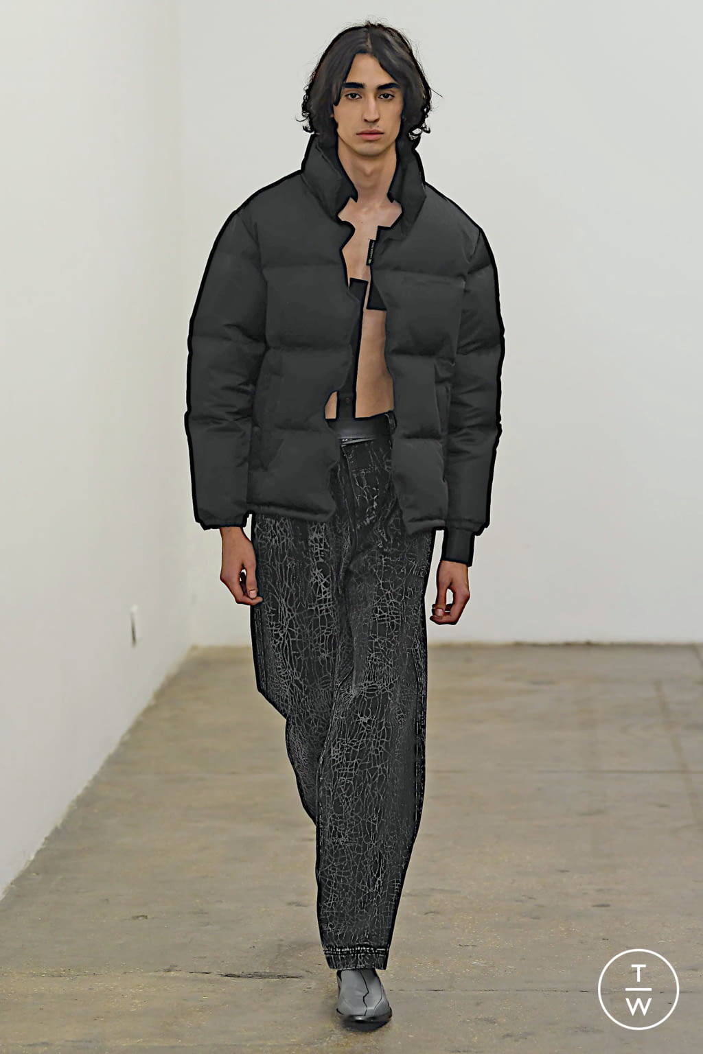 Fashion Week London Fall/Winter 2020 look 57 from the Xander Zhou collection 男装