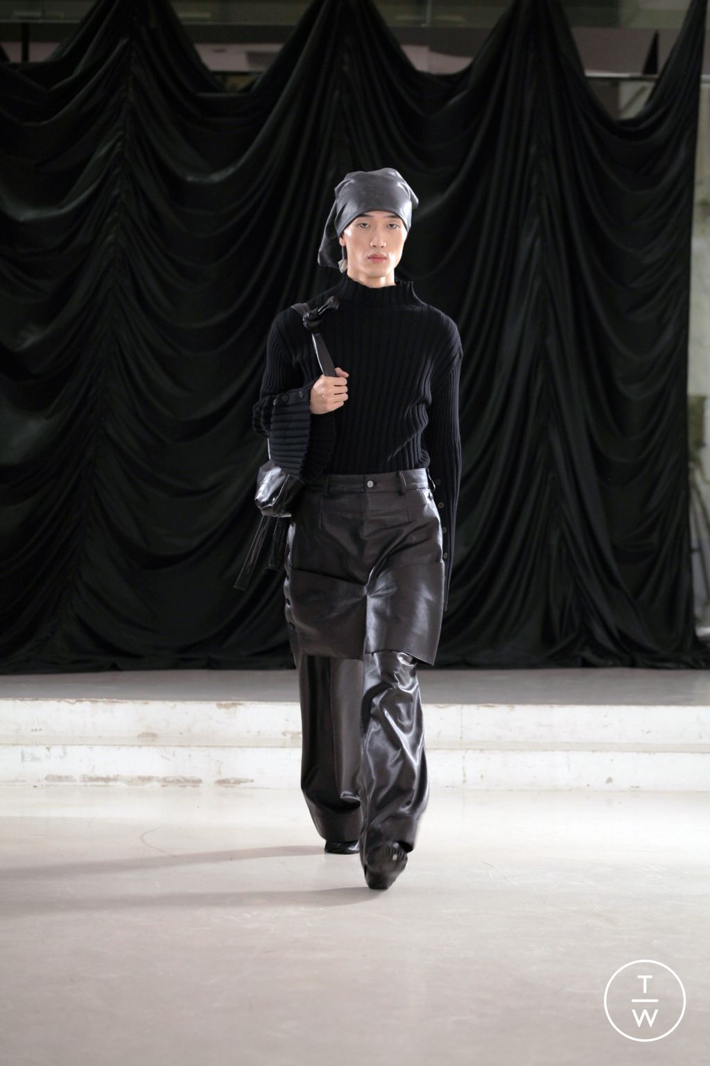 Fashion Week Paris Fall/Winter 2023 look 19 from the XIMONLEE collection menswear