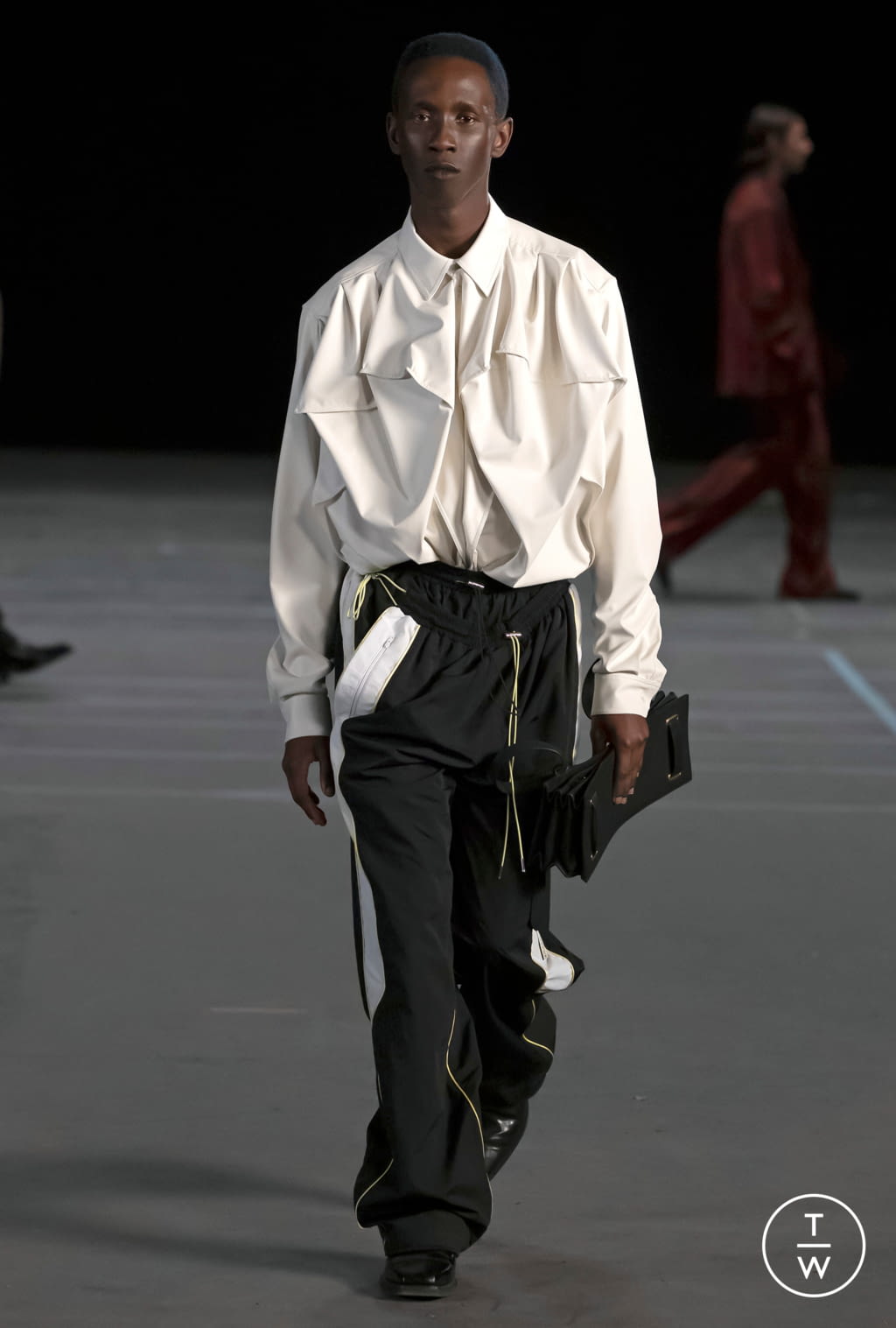 Fashion Week Paris Fall/Winter 2021 look 56 from the Y/PROJECT collection 男装