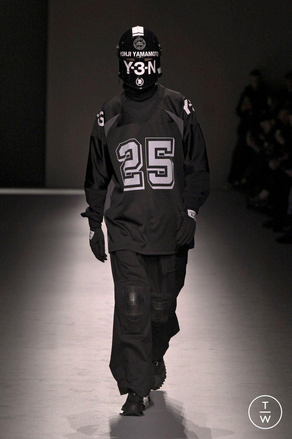 Fashion Week Paris Fall/Winter 2025 look 16 from the Y-3 collection menswear
