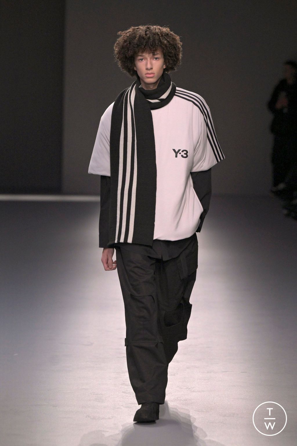 Fashion Week Paris Fall/Winter 2025 look 28 from the Y-3 collection menswear