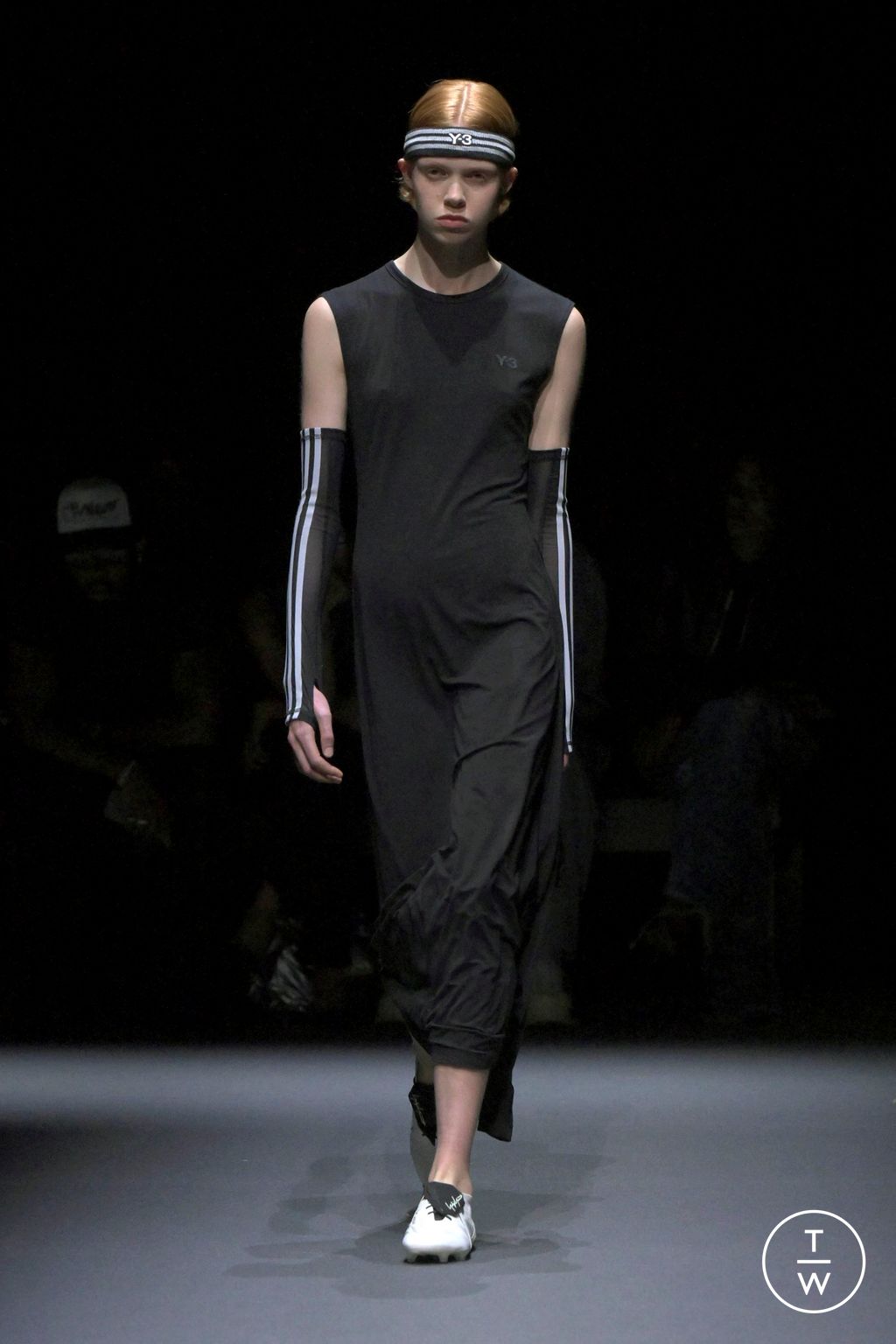 Fashion Week Paris Spring/Summer 2025 look 8 de la collection Y-3 menswear