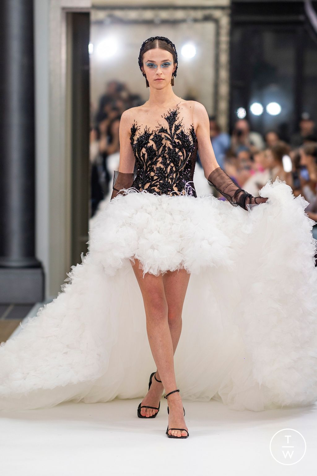 Fashion Week Paris Fall/Winter 2024 look 29 de la collection Yanina Couture couture