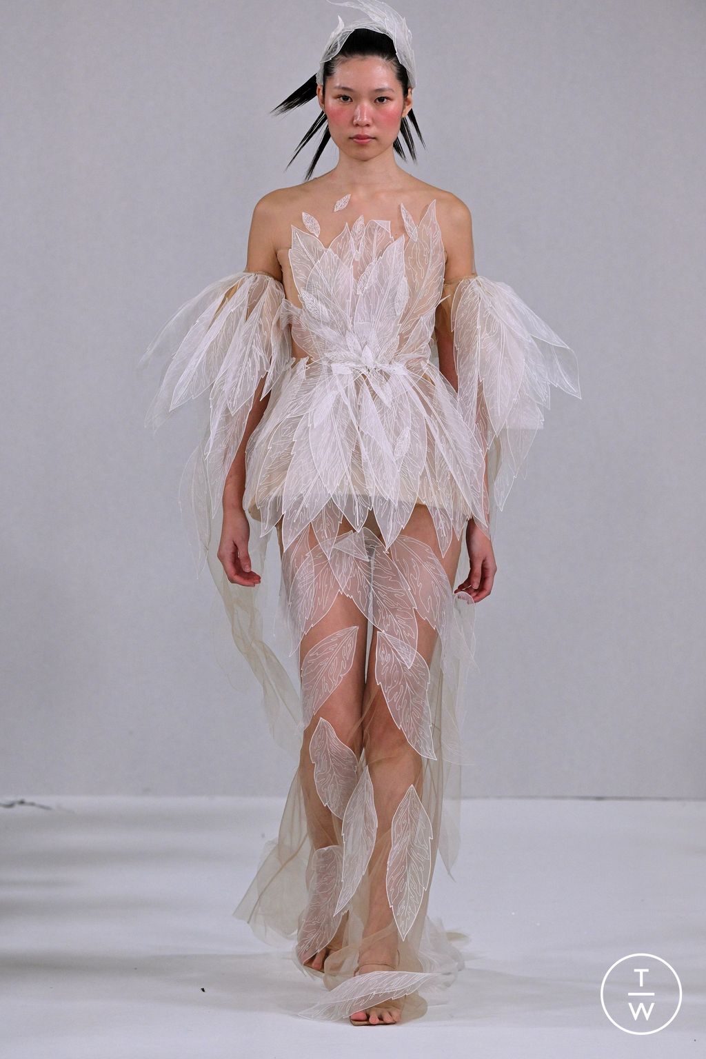 Fashion Week Paris Spring/Summer 2024 look 32 from the Yanina Couture collection 高级定制