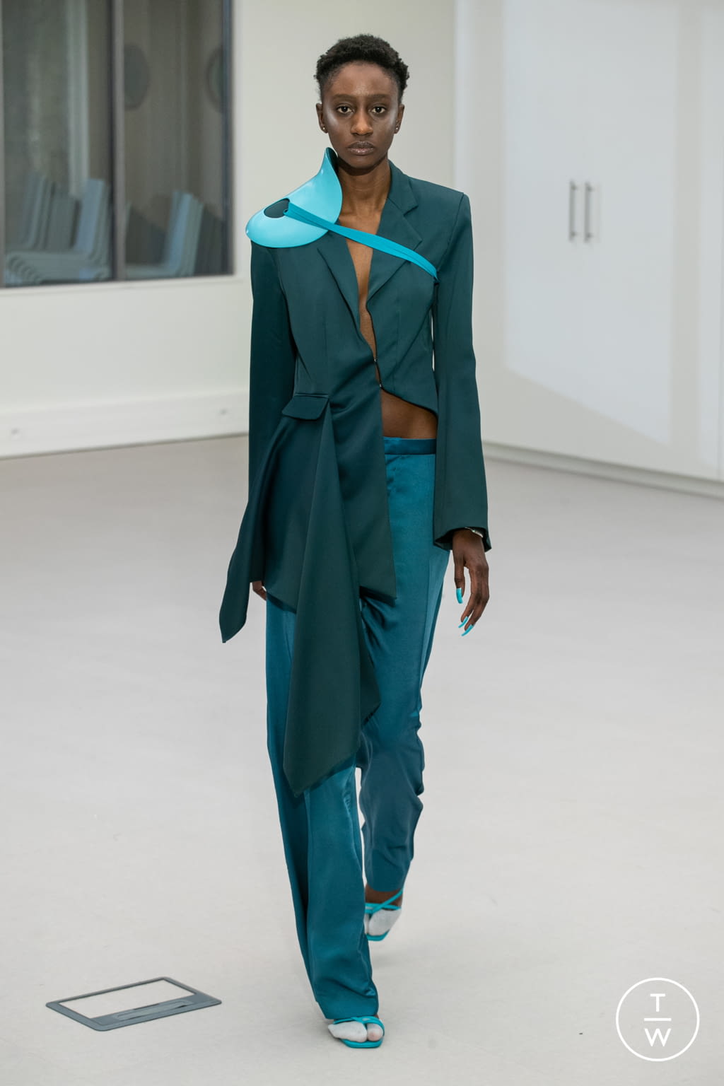 Fashion Week Paris Fall/Winter 2021 look 43 from the IFM PARIS collection 女装
