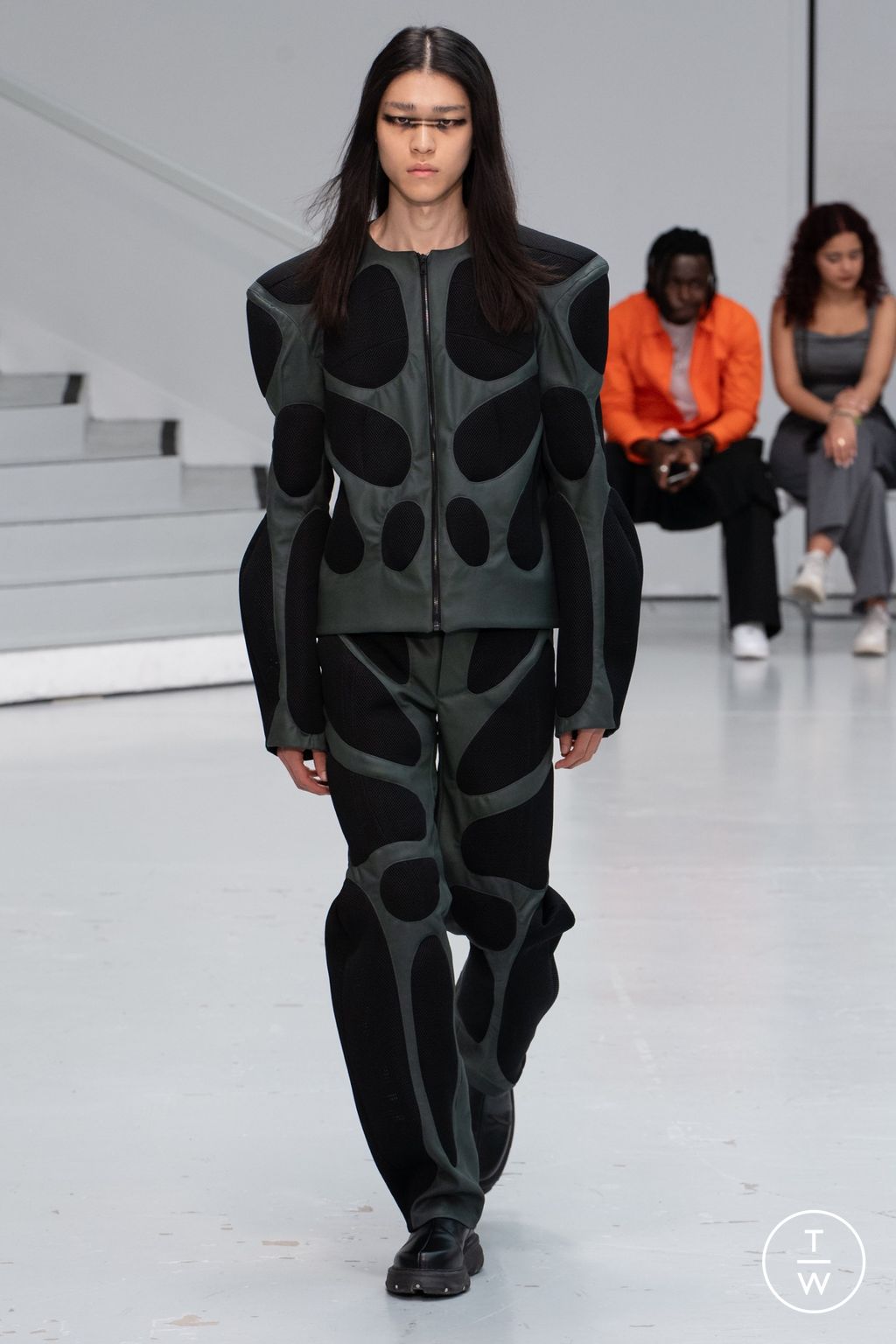 Fashion Week Paris Spring-Summer 2025 look 17 from the Yenesai collection menswear