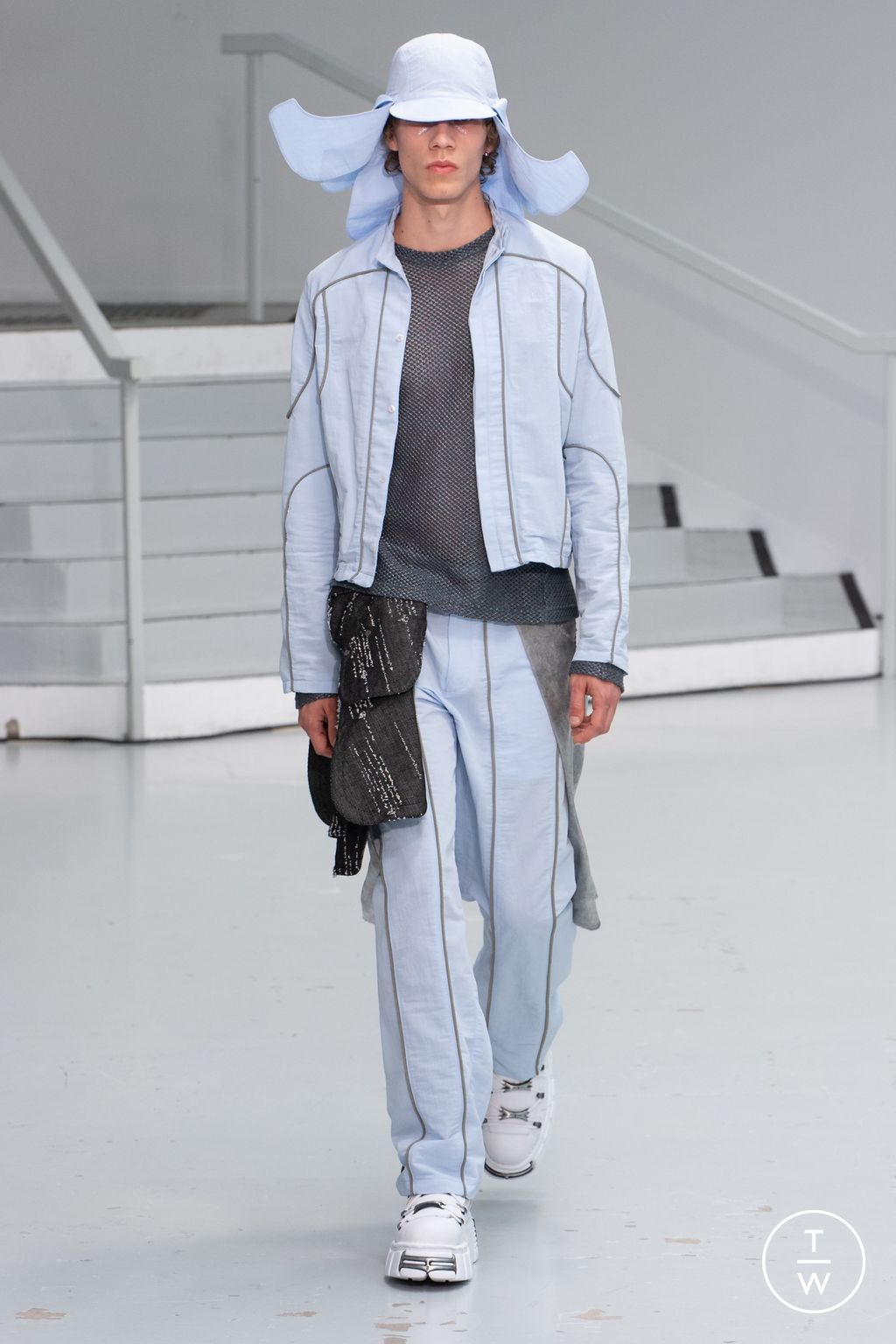Fashion Week Paris Spring-Summer 2025 look 20 from the Yenesai collection 男装