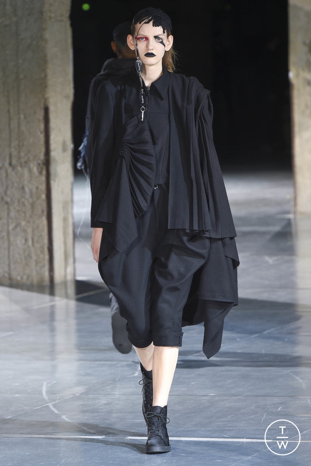 Yohji Yamamoto F W 17 Womenswear 18 The Fashion Search Engine walk