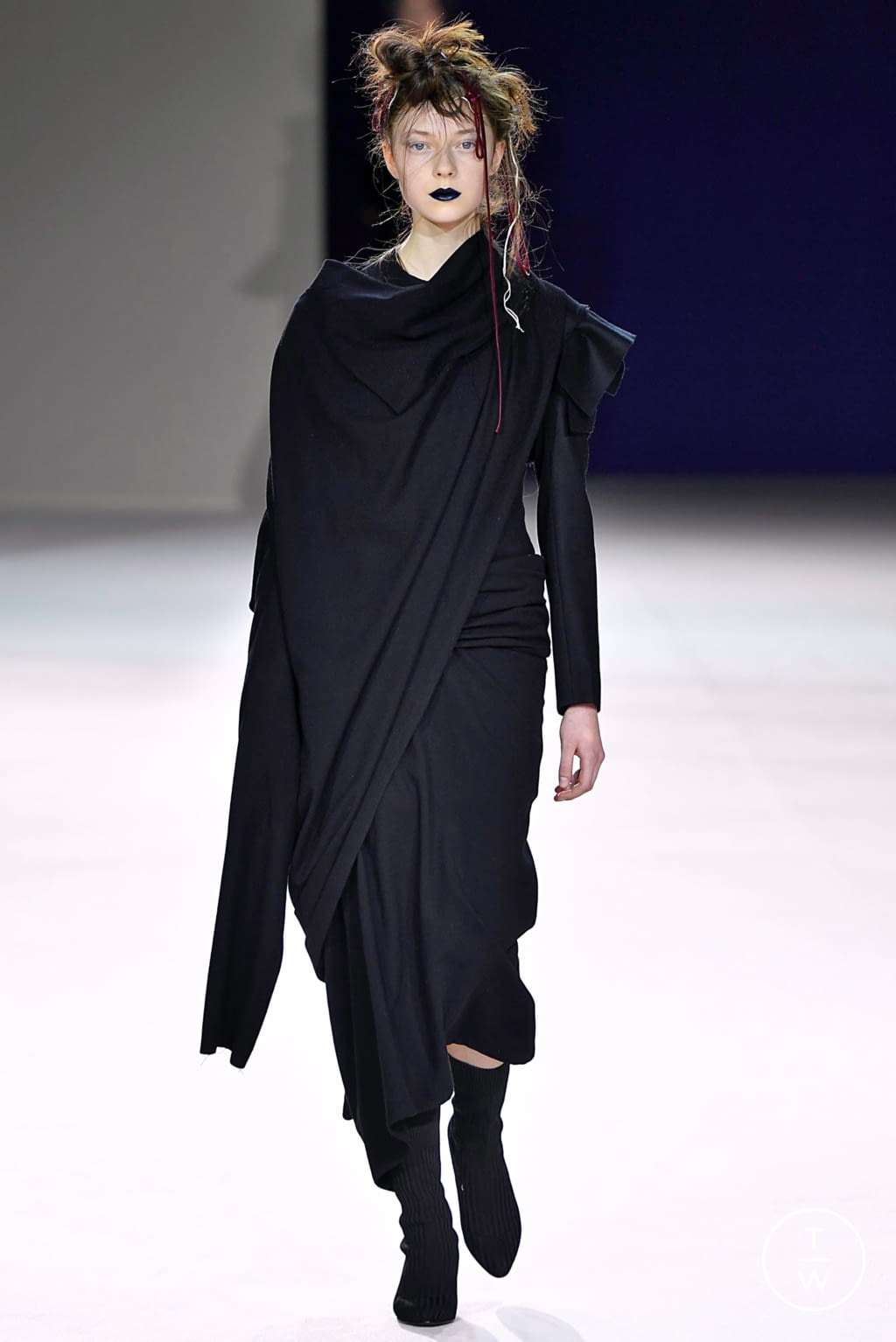 Fashion Week Paris Fall/Winter 2019 look 1 from the Yohji Yamamoto collection womenswear