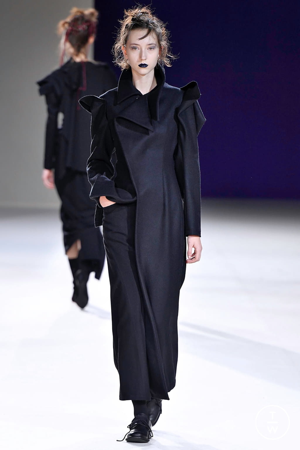 Fashion Week Paris Fall/Winter 2019 look 2 from the Yohji Yamamoto collection womenswear