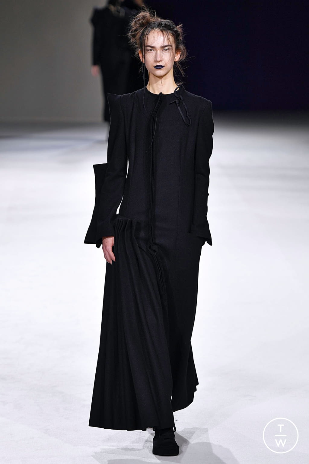 Fashion Week Paris Fall/Winter 2019 look 3 from the Yohji Yamamoto collection womenswear