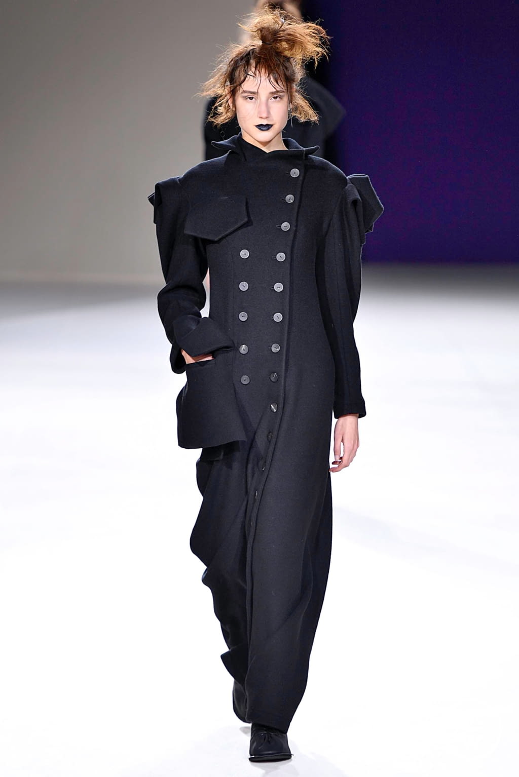 Fashion Week Paris Fall/Winter 2019 look 6 from the Yohji Yamamoto collection womenswear