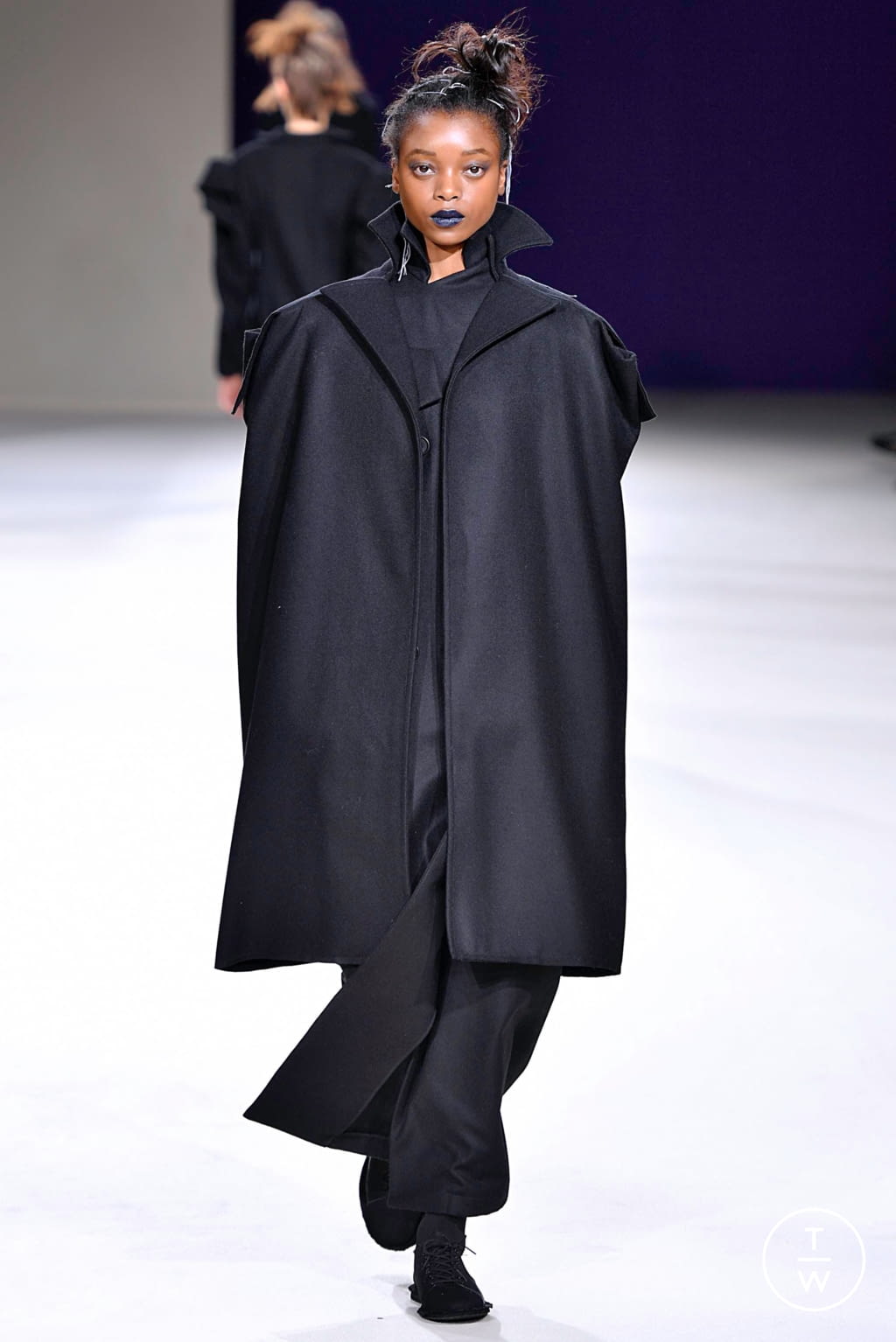 Fashion Week Paris Fall/Winter 2019 look 7 de la collection Yohji Yamamoto womenswear