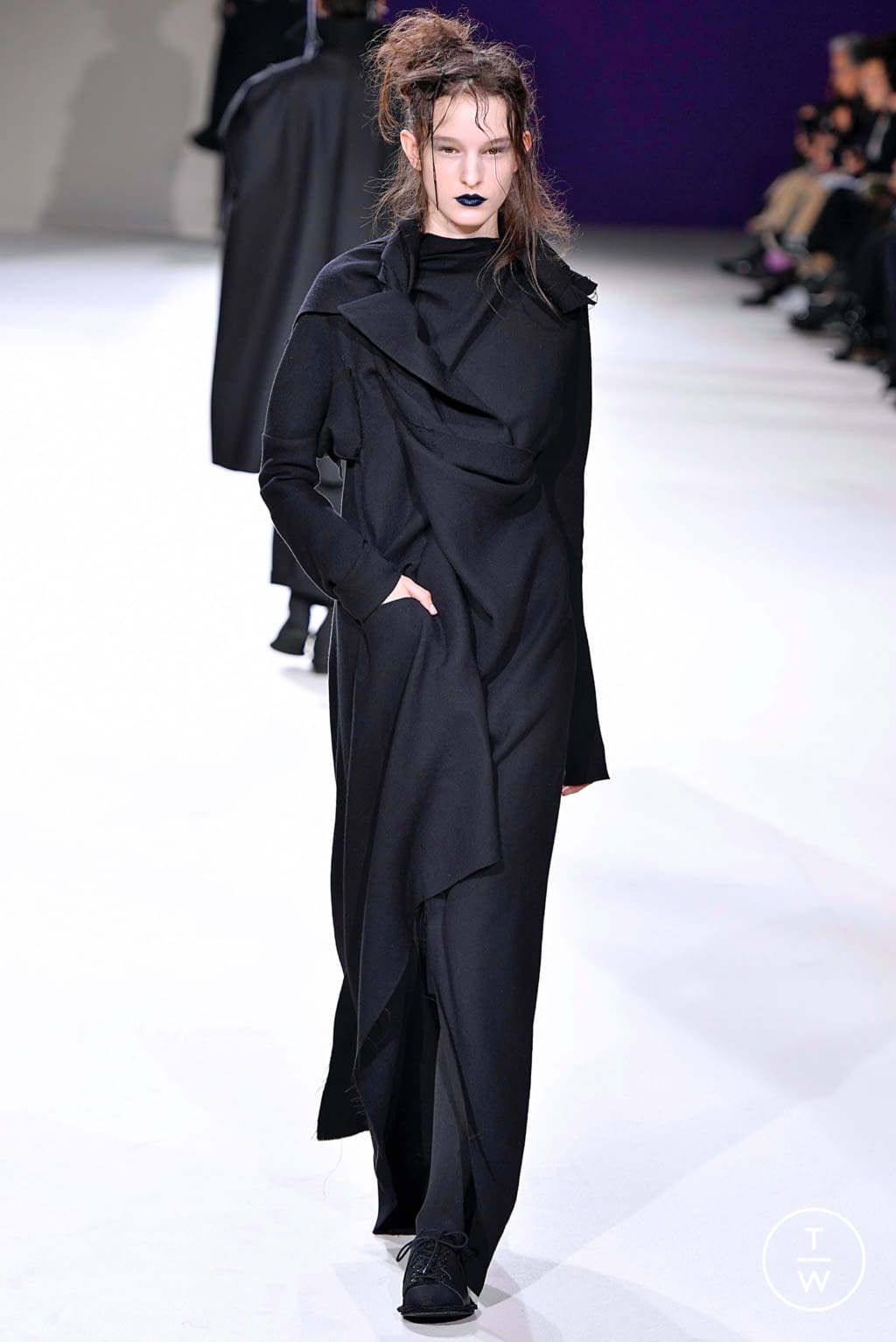 Fashion Week Paris Fall/Winter 2019 look 8 from the Yohji Yamamoto collection womenswear