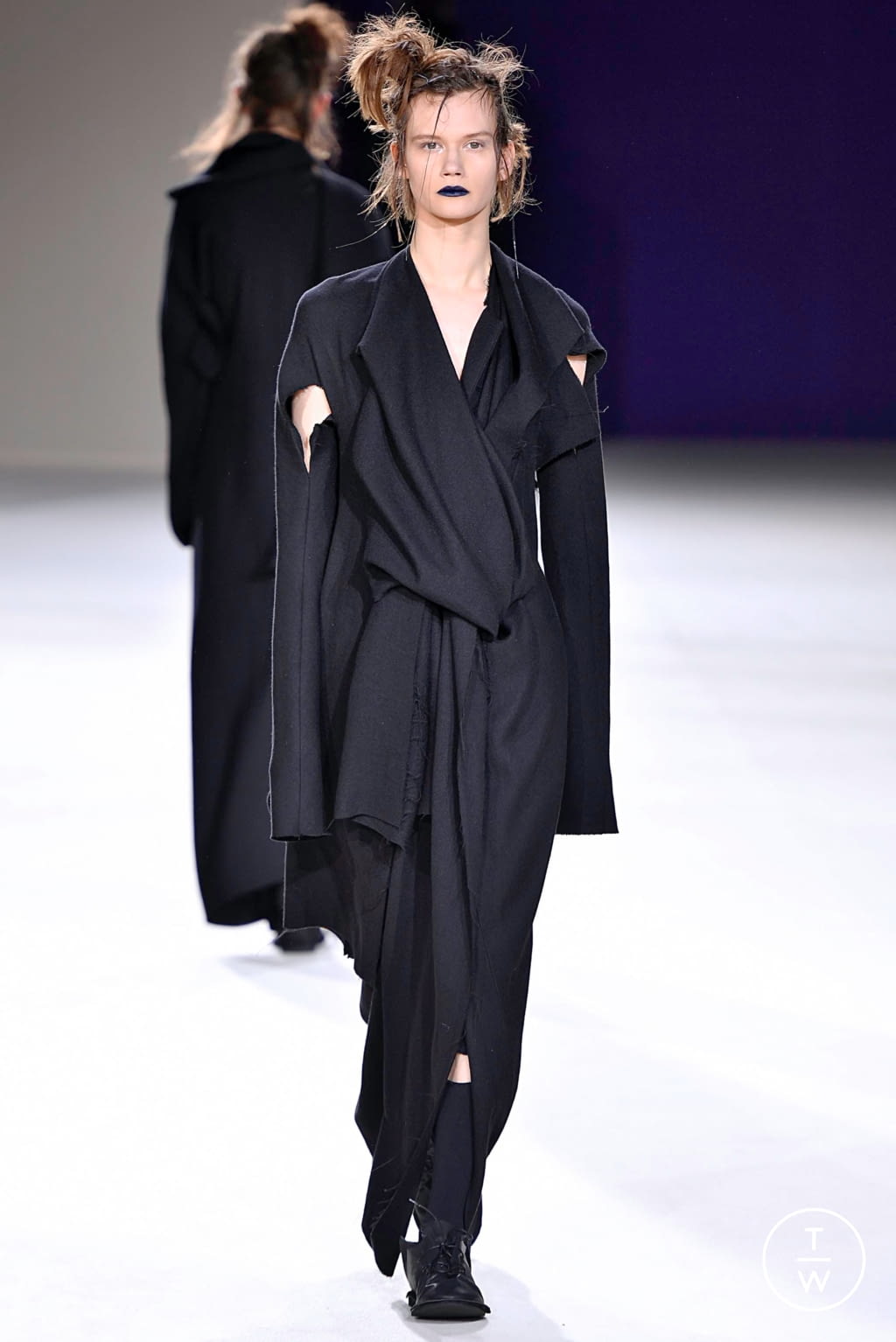 Fashion Week Paris Fall/Winter 2019 look 9 de la collection Yohji Yamamoto womenswear